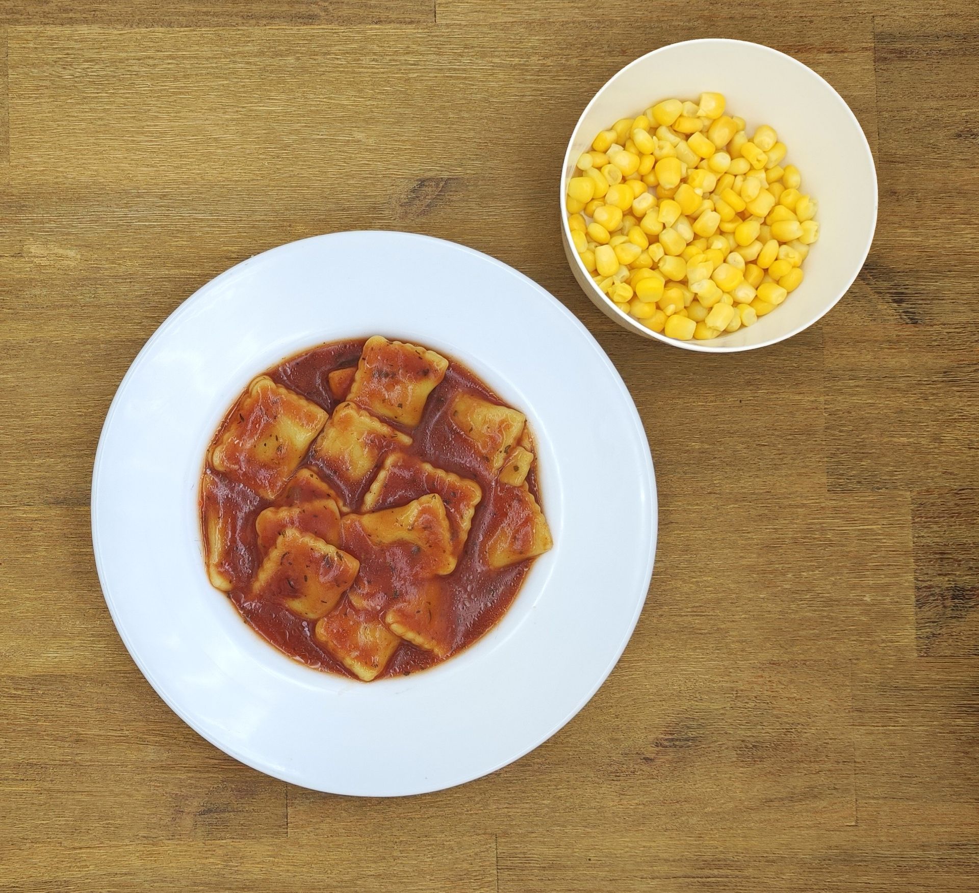 Eine ausgestopfte Raupe mit Kochmütze neben einem Teller mit der Aufschrift „Bild folgt“.