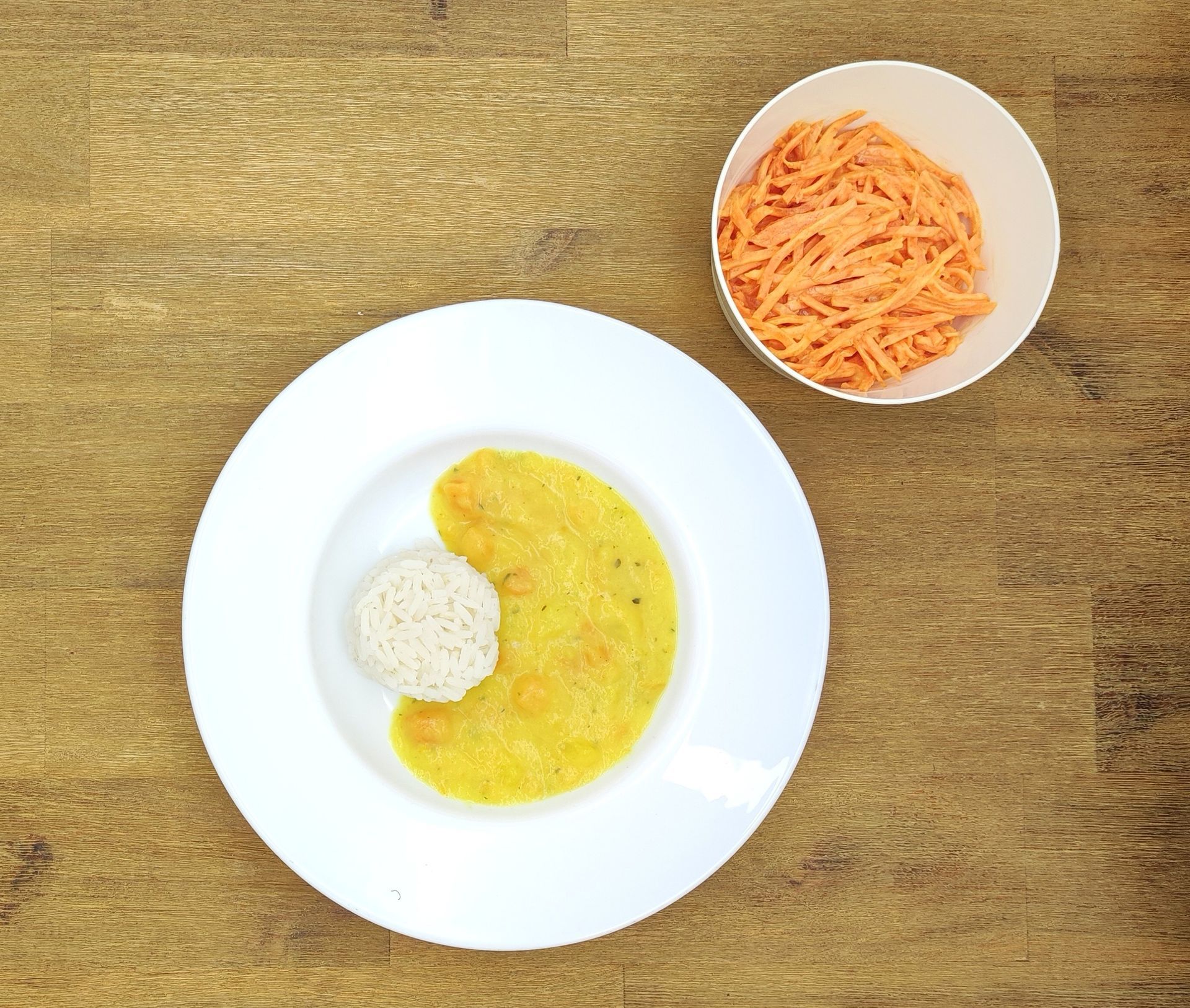 Eine ausgestopfte Raupe mit Kochmütze neben einem Teller mit der Aufschrift „Bild folgt“.