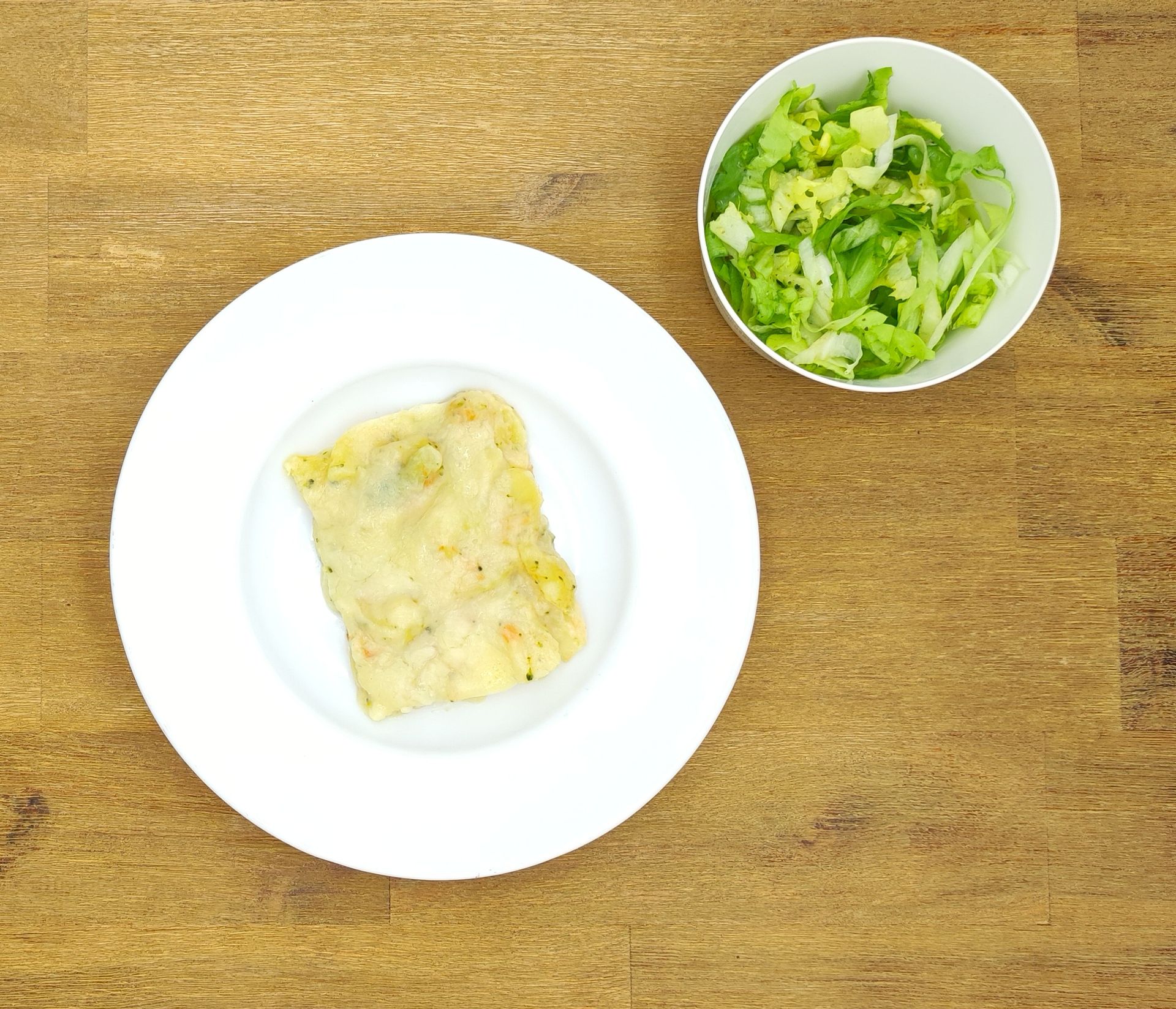 Eine lächelnde Raupe mit Kochmütze neben einem Teller mit der Aufschrift „Bild folgt“.