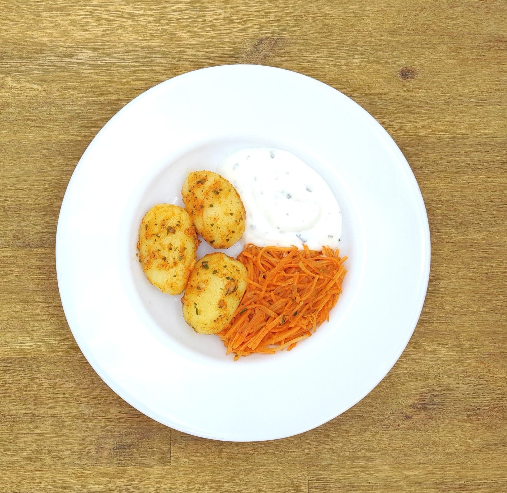 Weiße Schüssel mit Linsensuppe und Brot auf einer Holzoberfläche.