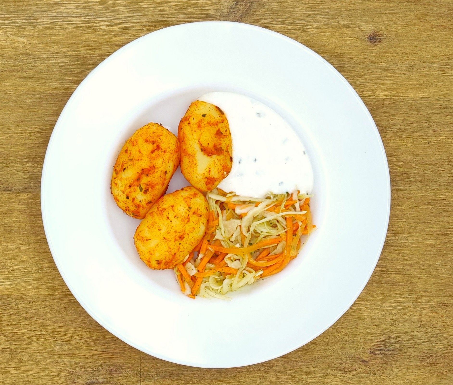 Eine ausgestopfte Raupe mit Kochmütze neben einem Teller mit der Aufschrift „Bild folgt“.