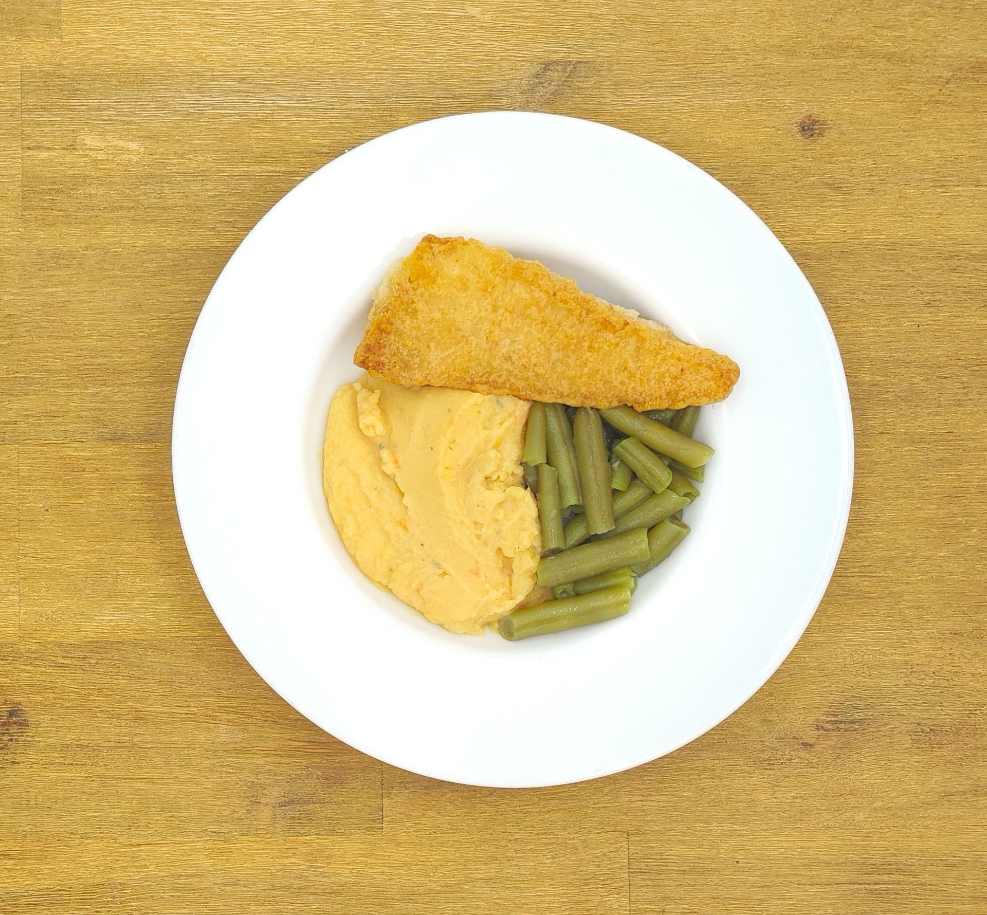 Eine ausgestopfte Raupe mit Kochmütze neben einem Teller mit der Aufschrift „Bild folgt“.