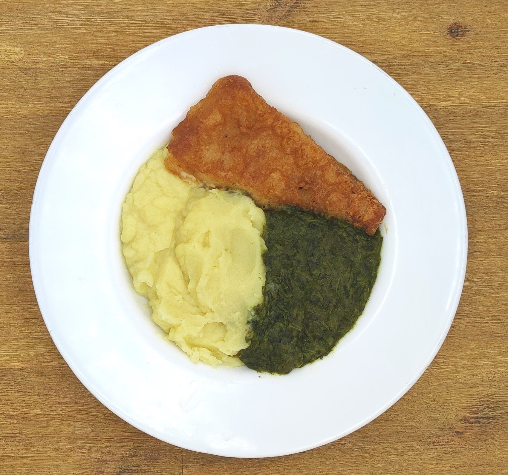 Eine ausgestopfte Raupe mit Kochmütze neben einem Teller mit der Aufschrift „Bild folgt“.