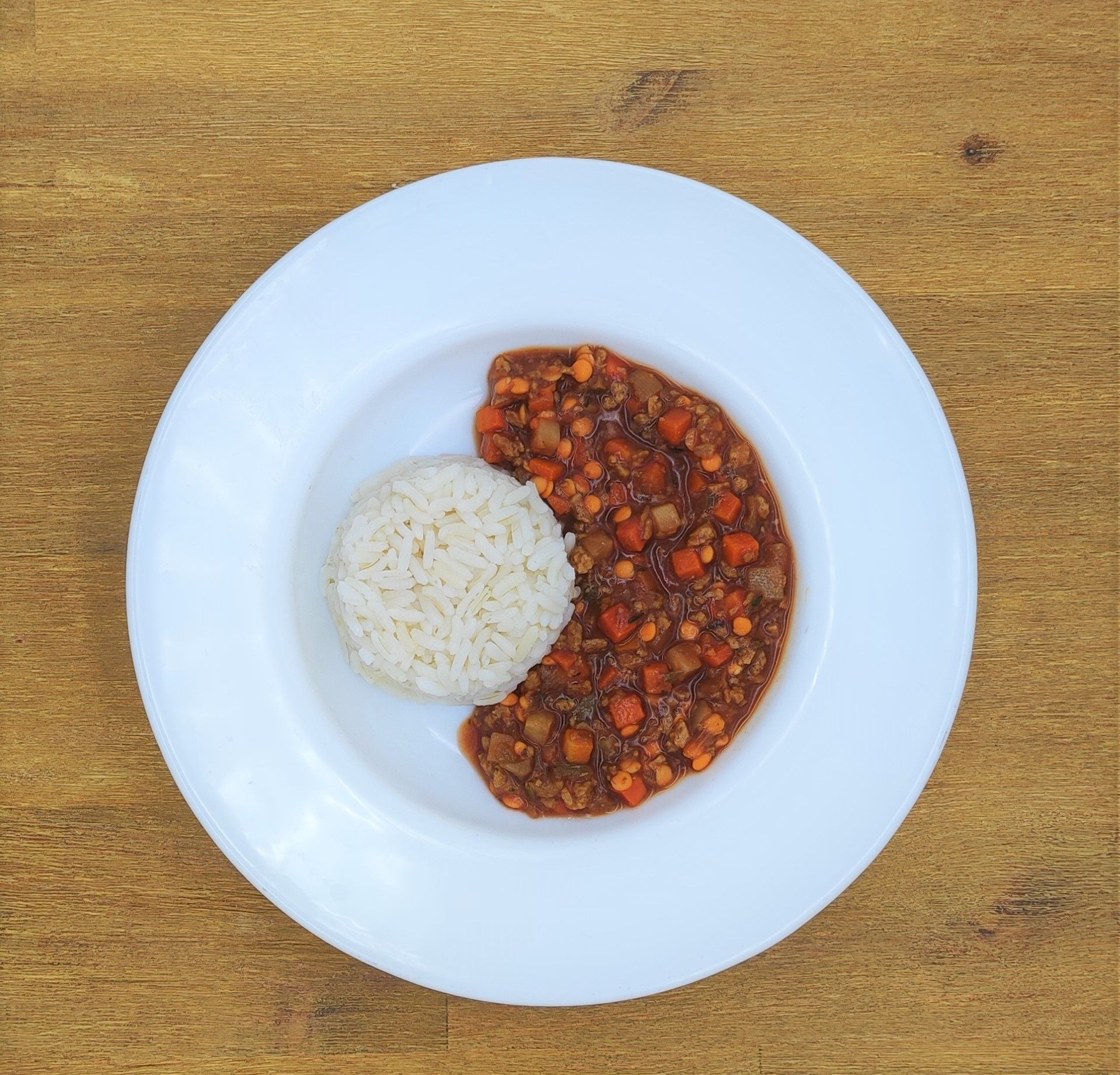 Eine ausgestopfte Raupe mit Kochmütze neben einem Teller mit der Aufschrift „Bild folgt“.
