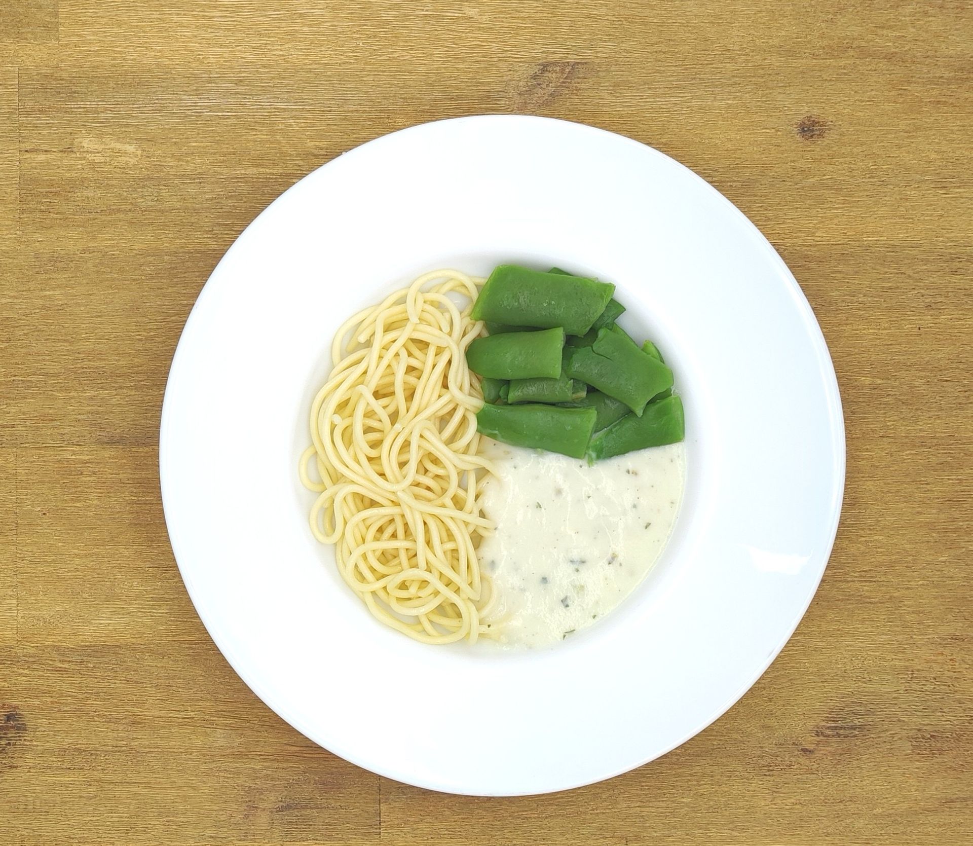 Eine ausgestopfte Raupe mit Kochmütze neben einem Teller mit der Aufschrift „Bild folgt“.