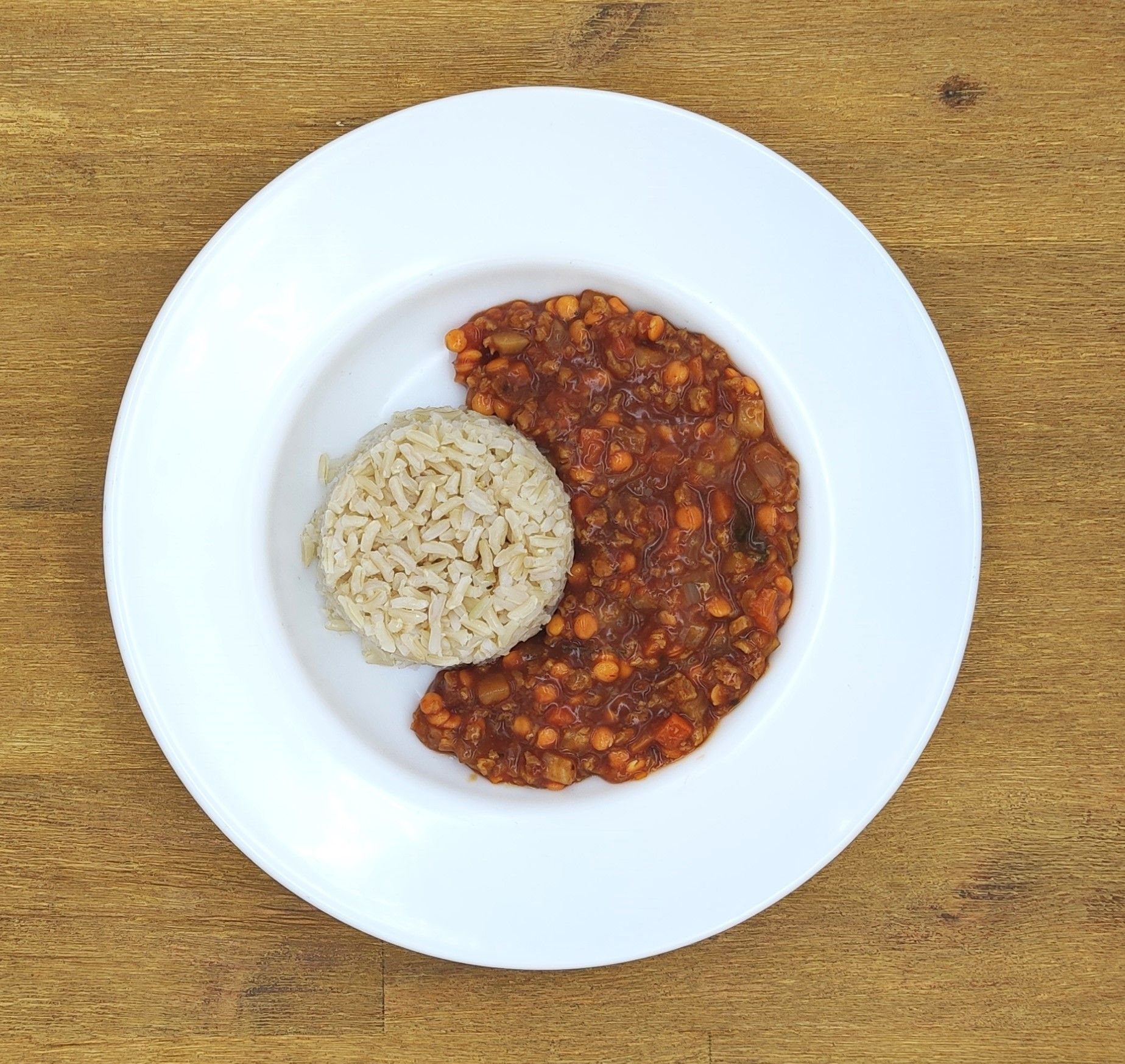 Eine ausgestopfte Raupe mit Kochmütze neben einem Teller mit der Aufschrift „Bild folgt“.