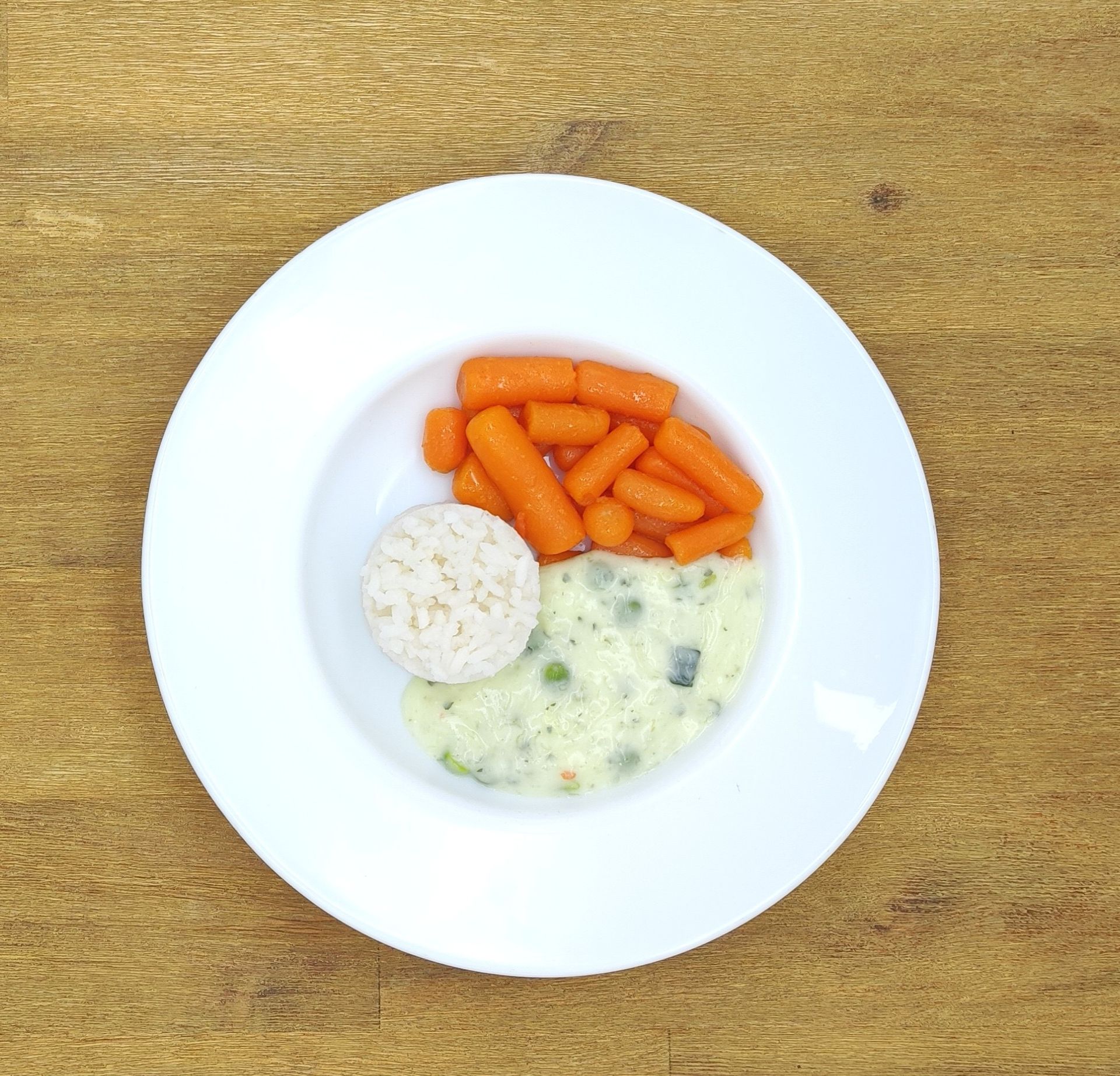 Weißer Teller mit Farfalle-Nudeln und Orangensauce, bestreut mit geriebenem Käse.