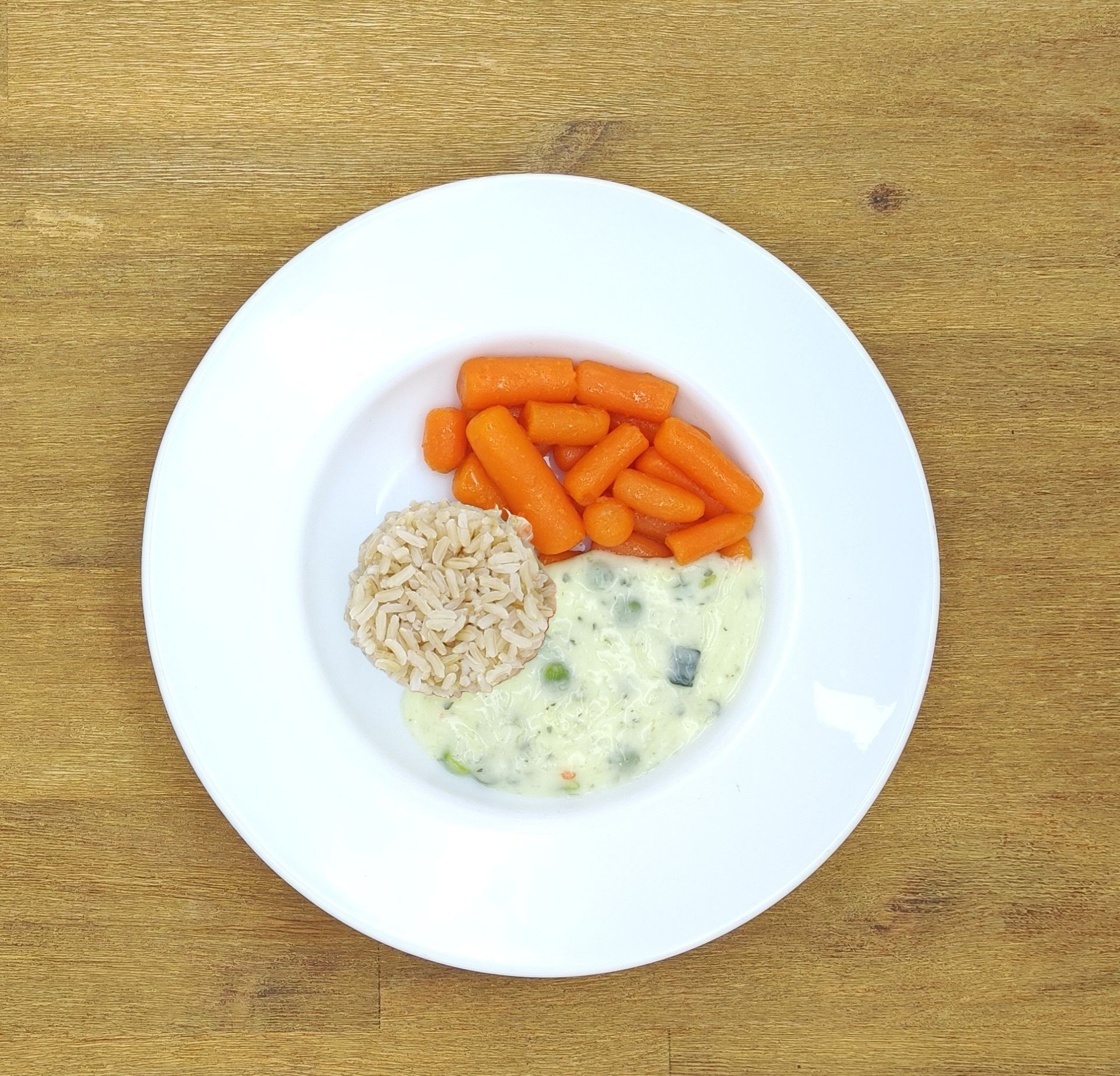 Weißer Teller mit Farfalle-Nudeln und Orangensauce, bestreut mit geriebenem Käse.