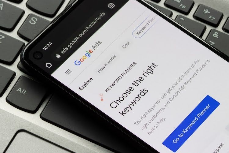 A phone is open to a page that says choose the right keywords