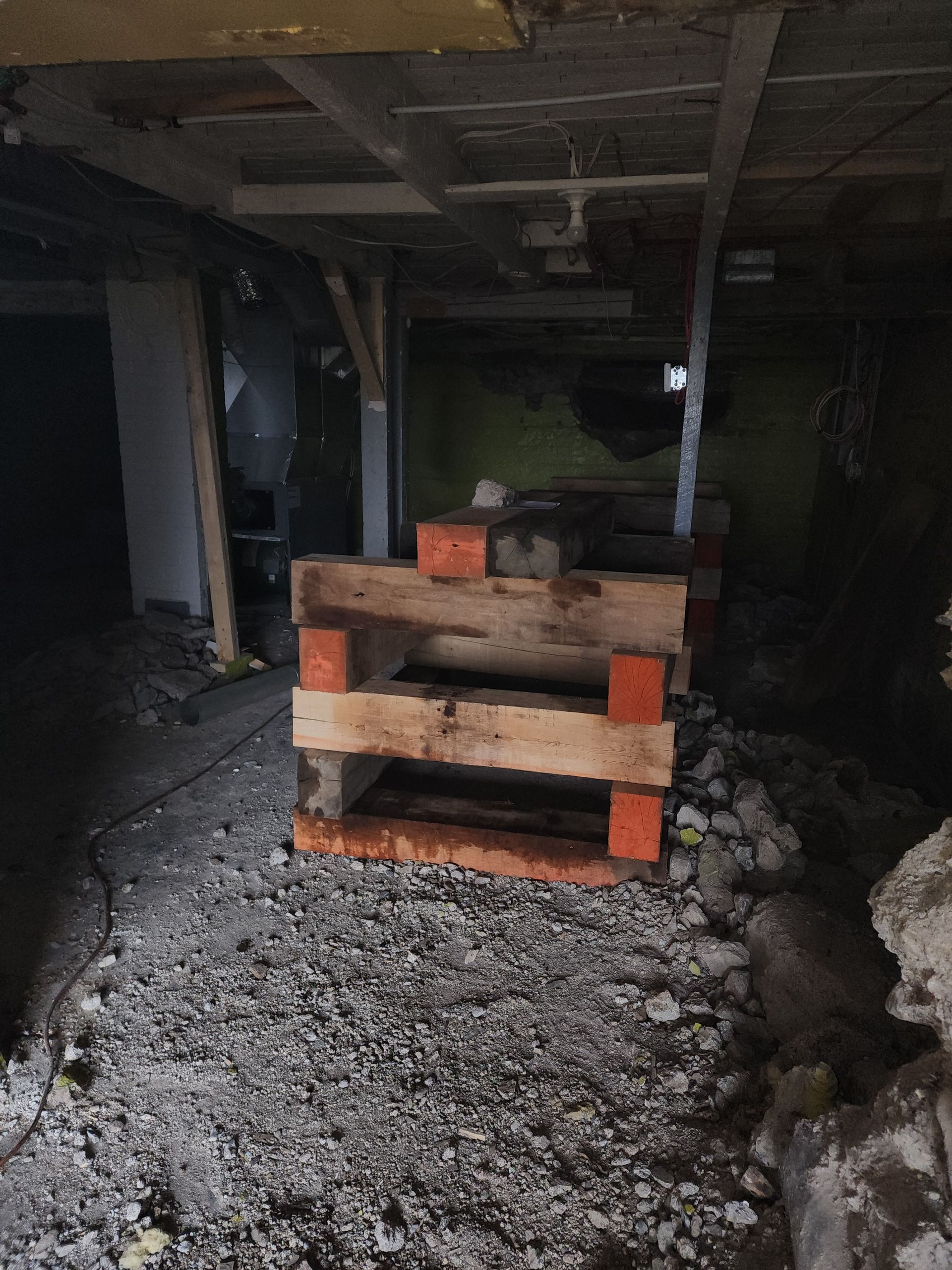 Une palette en bois repose sur le sol dans une pièce sombre.