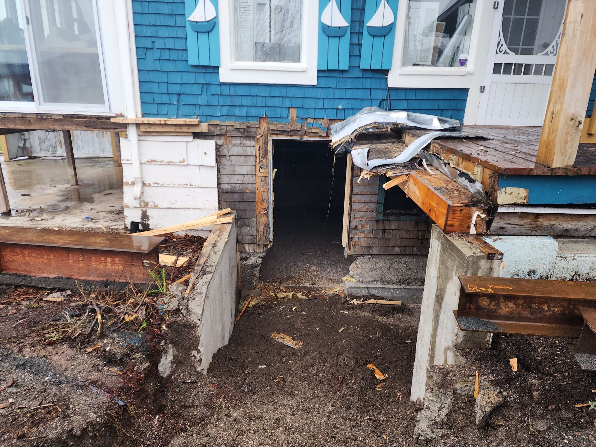Une maison bleue et blanche avec un trou sur le côté