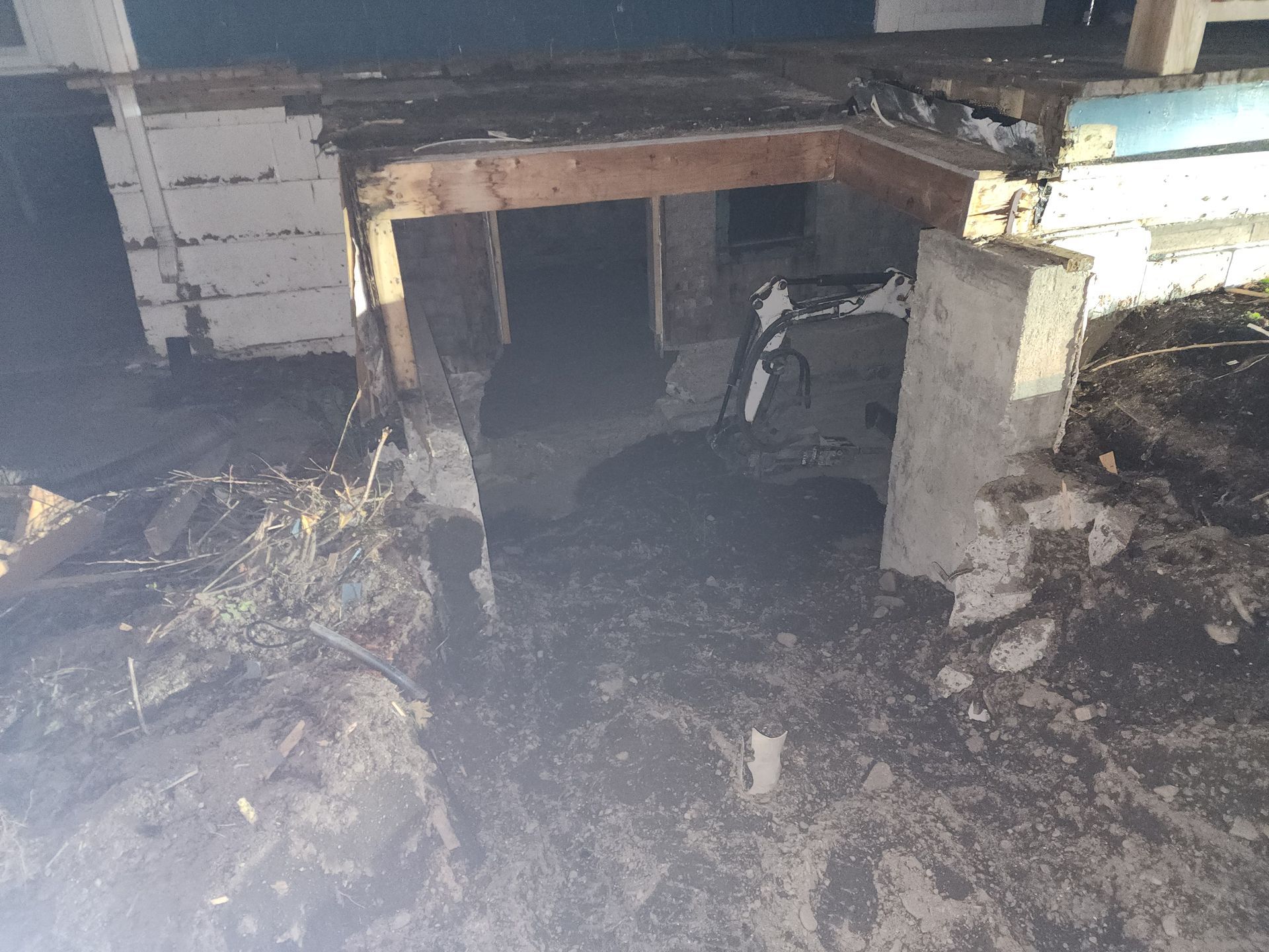 Un bulldozer creuse un trou dans un sous-sol.