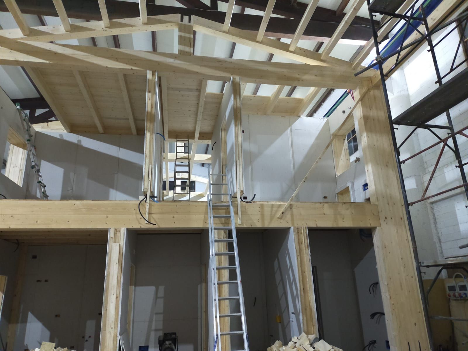 Una scala è appesa al soffitto di un edificio in costruzione.