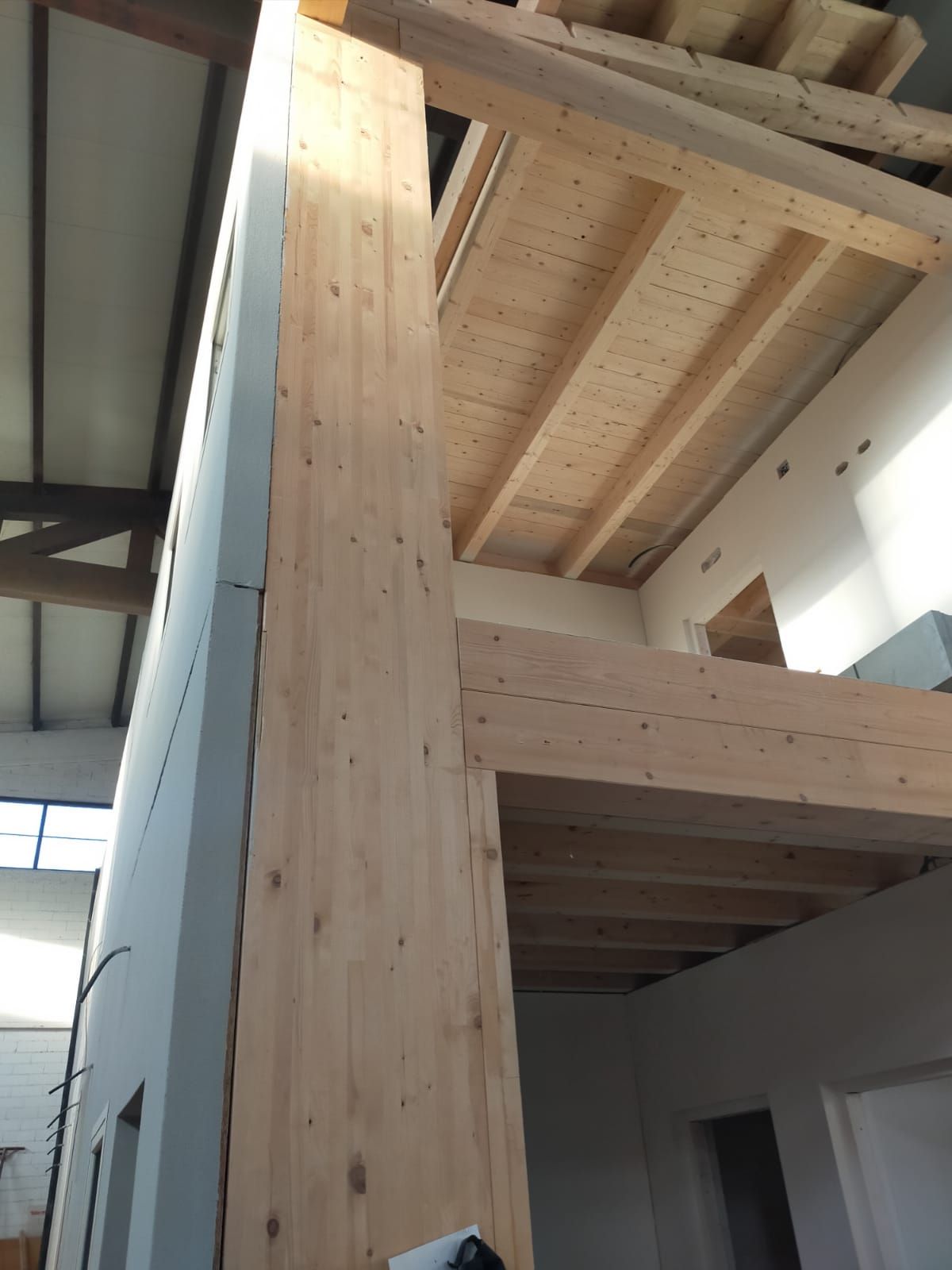 Una stanza con soffitto in legno e pavimento in legno