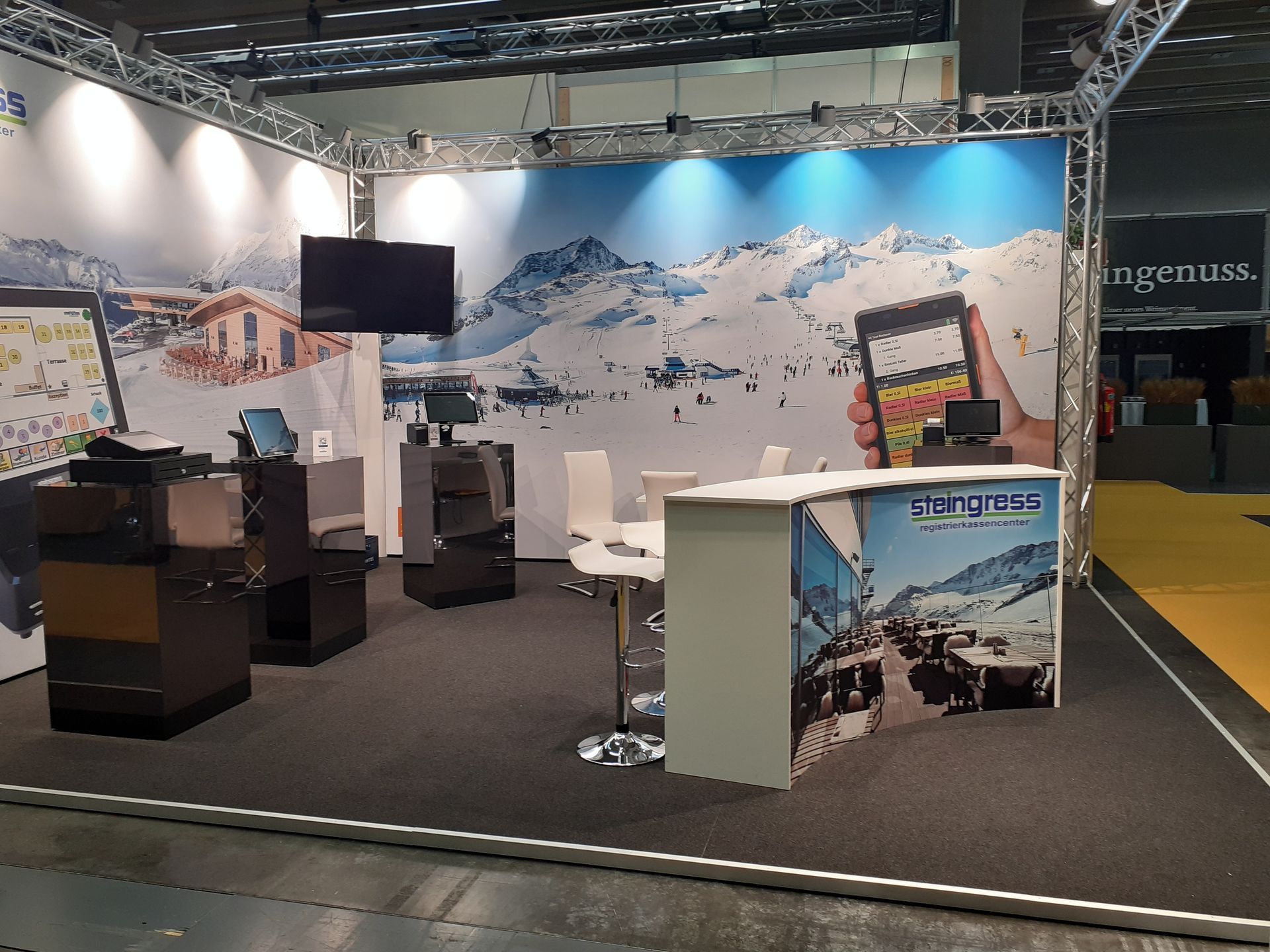Ein Stand mit einem Bild einer Person, die ein Mobiltelefon hält