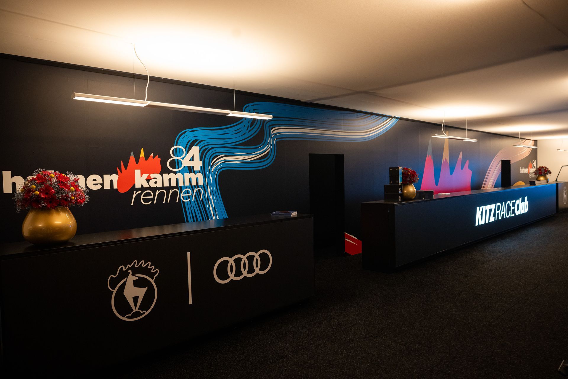 Ein Empfangsbereich mit einem Schild mit der Aufschrift „Rennen kann Renner“