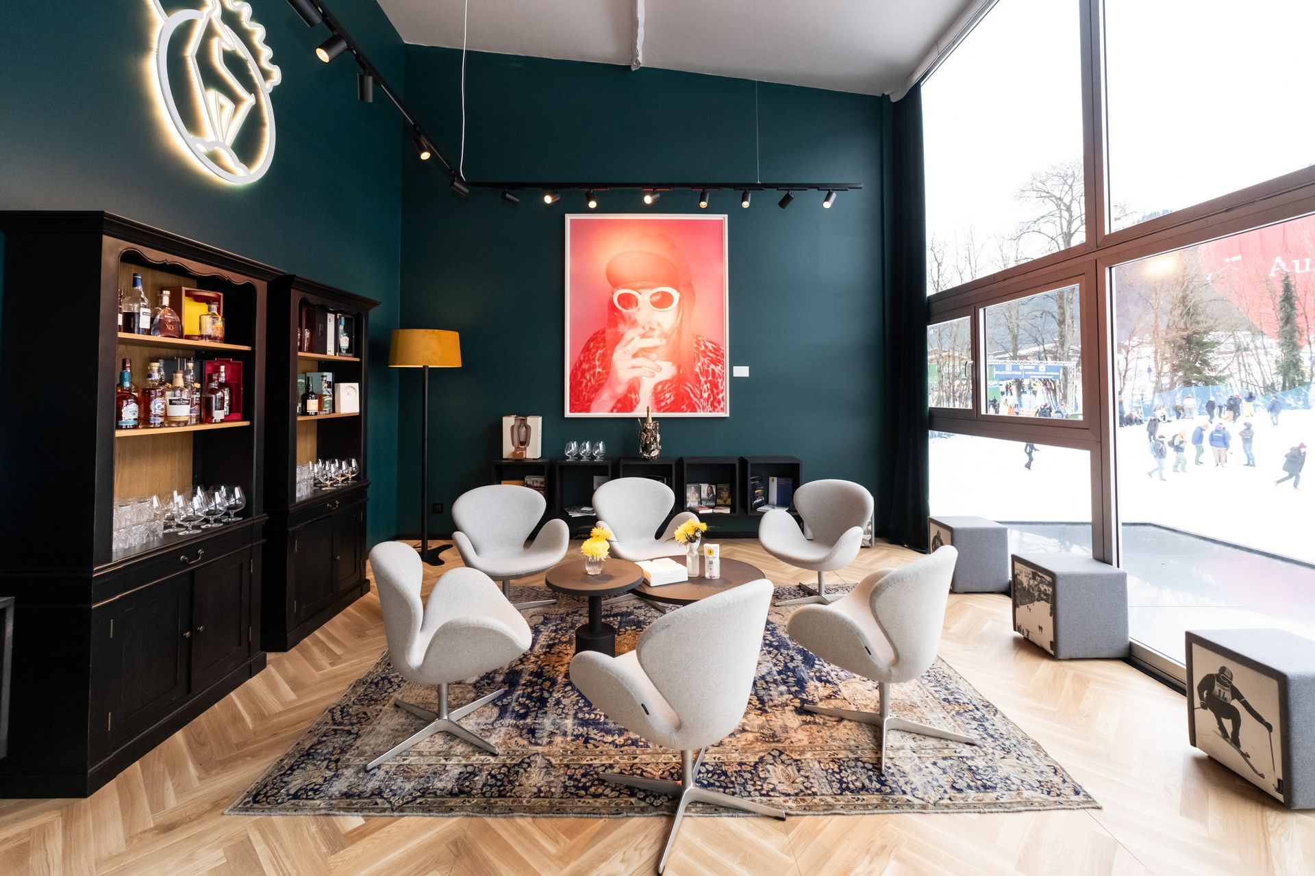 Ein Wohnzimmer voller Möbel und einem Gemälde an der Wand.