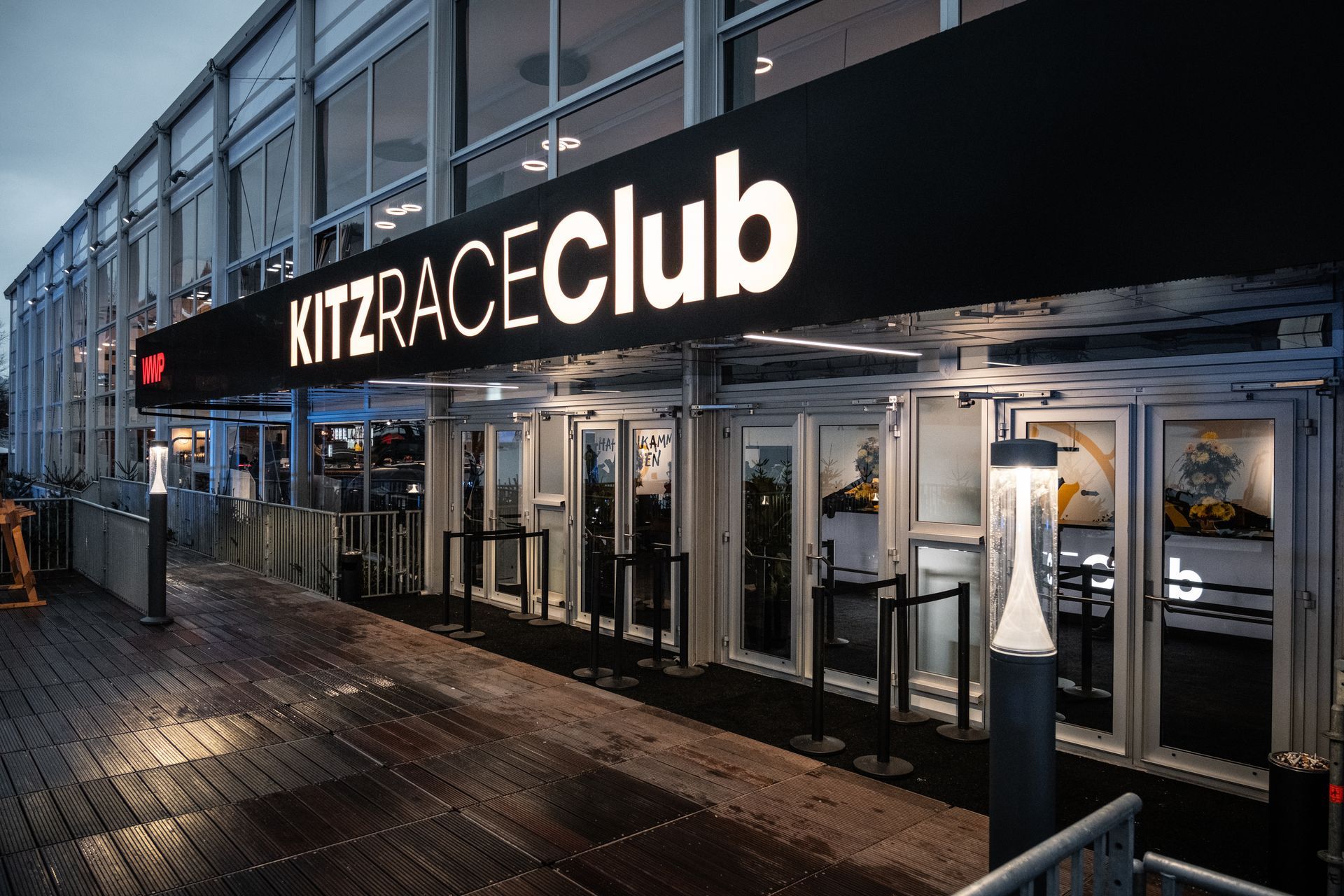 Ein Gebäude mit einem Schild mit der Aufschrift „Kitz Race Club“.