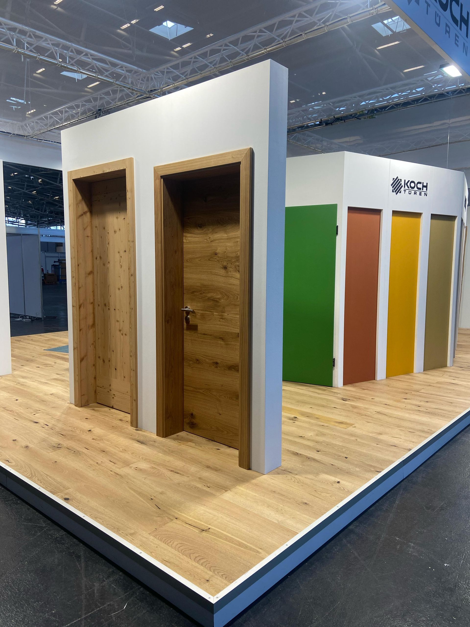 Eine Ausstellung verschiedenfarbiger Türen in einem Raum