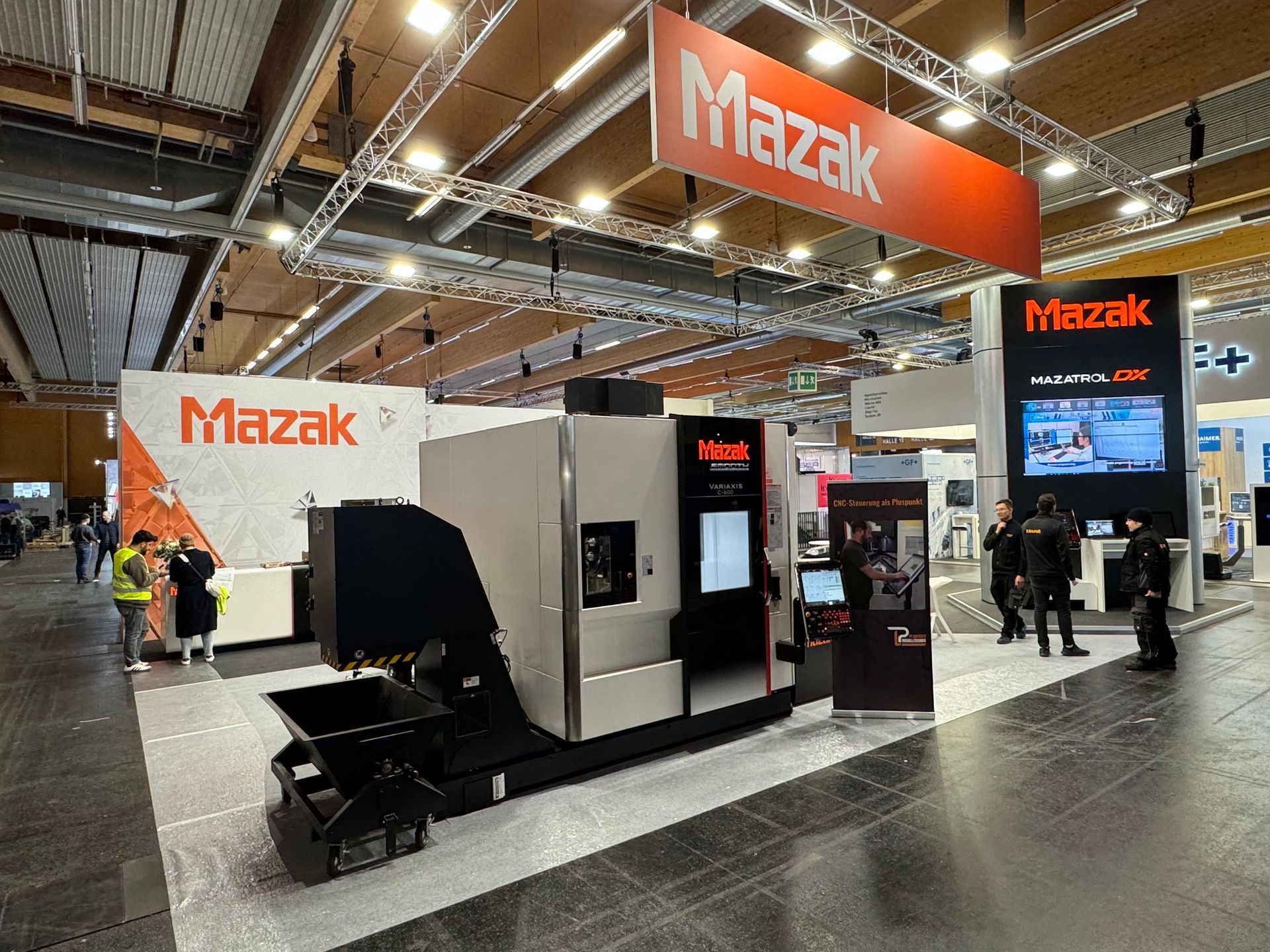 Auf einer Handelsmesse wird eine Mazak-Maschine ausgestellt.