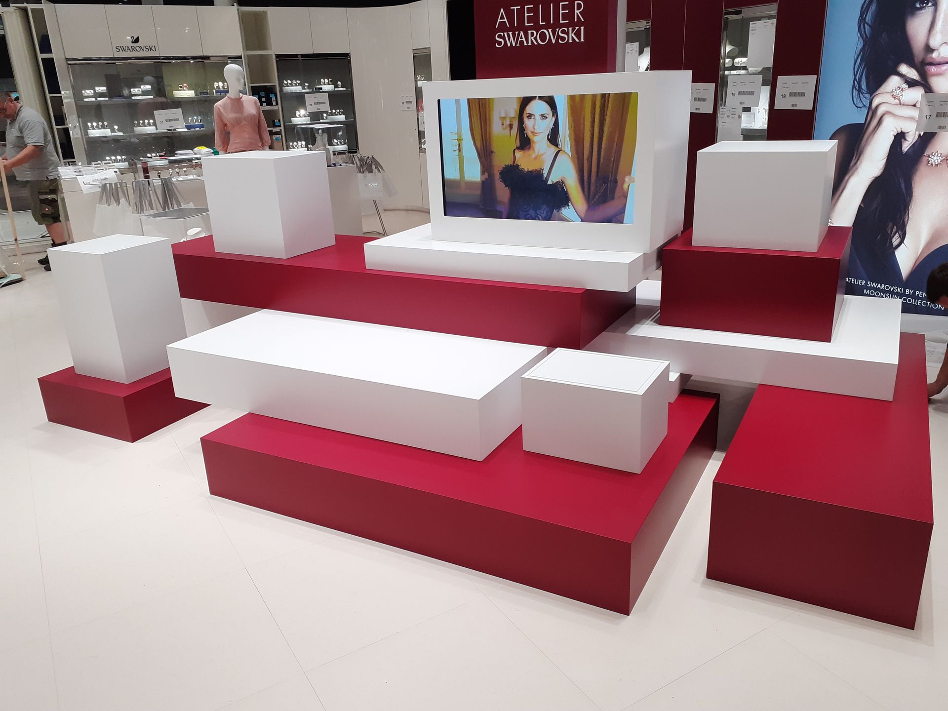 Ein rot-weißes Display mit dem Bild einer Frau darauf