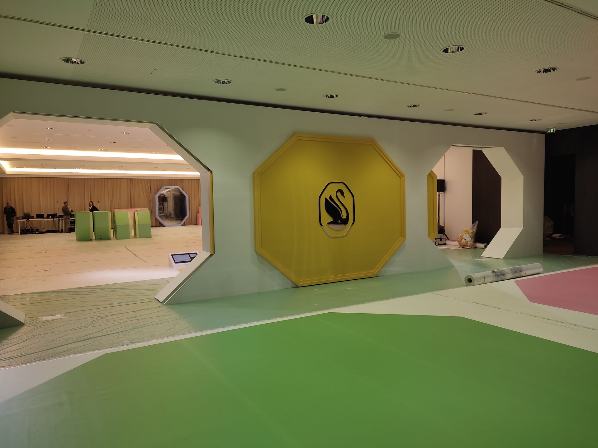 Ein Zimmer mit einem Schwanenlogo an der Wand