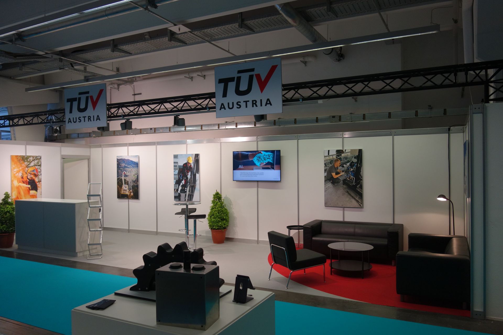 Ein Zimmer mit einem Fernseher und einem Schild mit der Aufschrift TÜV Austria