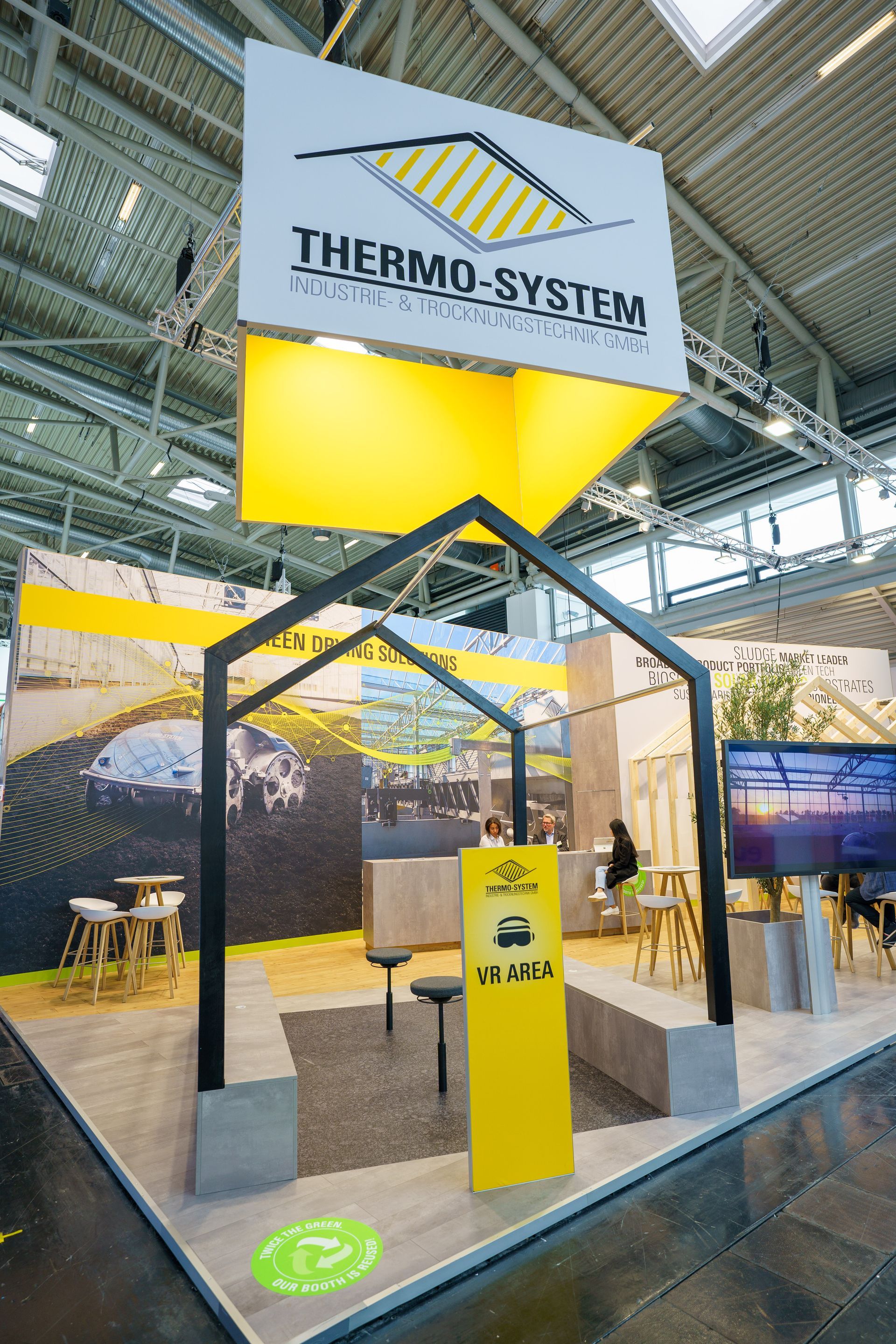 Ein Stand mit einem Schild mit der Aufschrift „Thermosystem“ darauf.