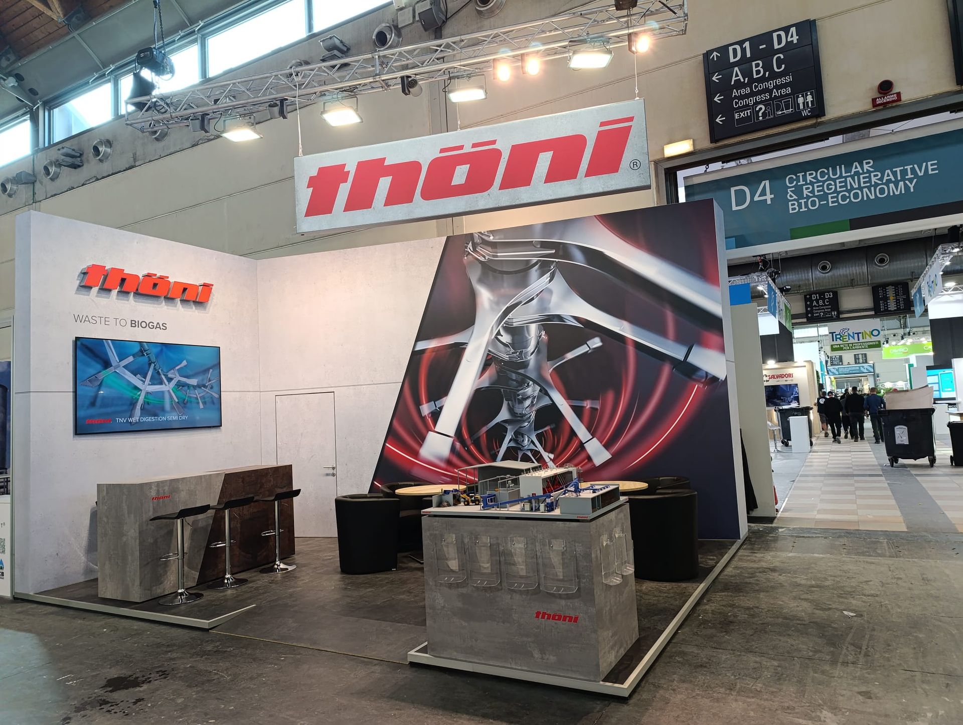 Ein Stand mit einem Schild mit der Aufschrift „Thoni“