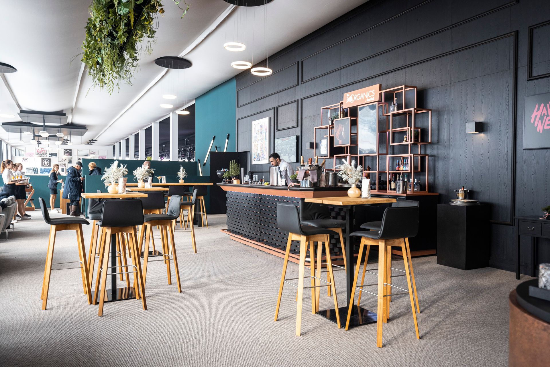 Ein Restaurant mit Tischen und Stühlen und eine Bar.
