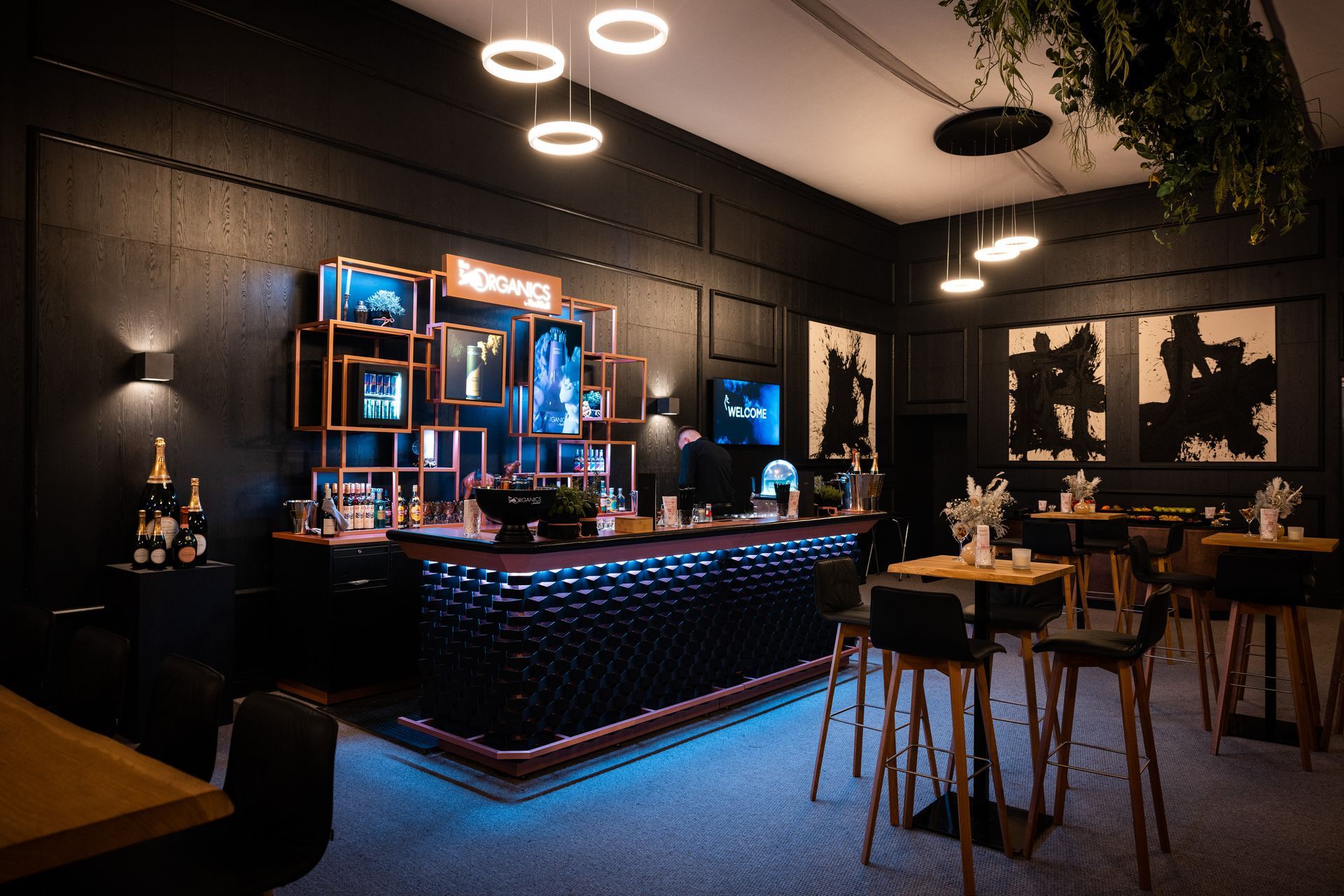 In der Mitte des Raumes befindet sich eine Bar mit Tischen und Stühlen.