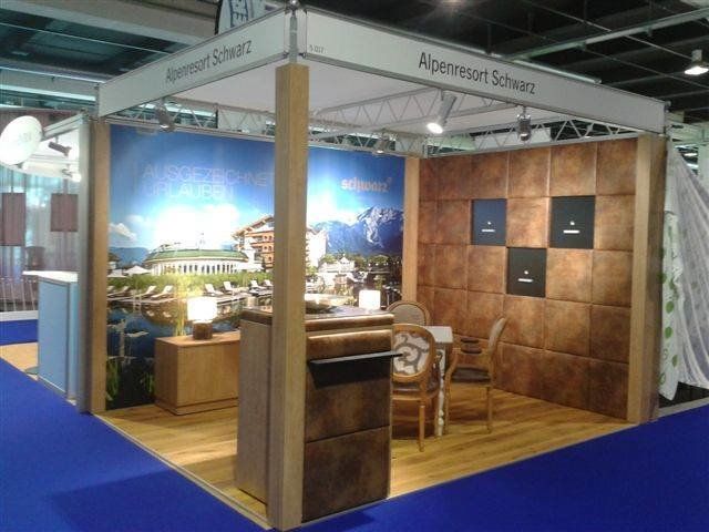 Ein Stand mit einem Schild mit der Aufschrift Alpenort Schweiz