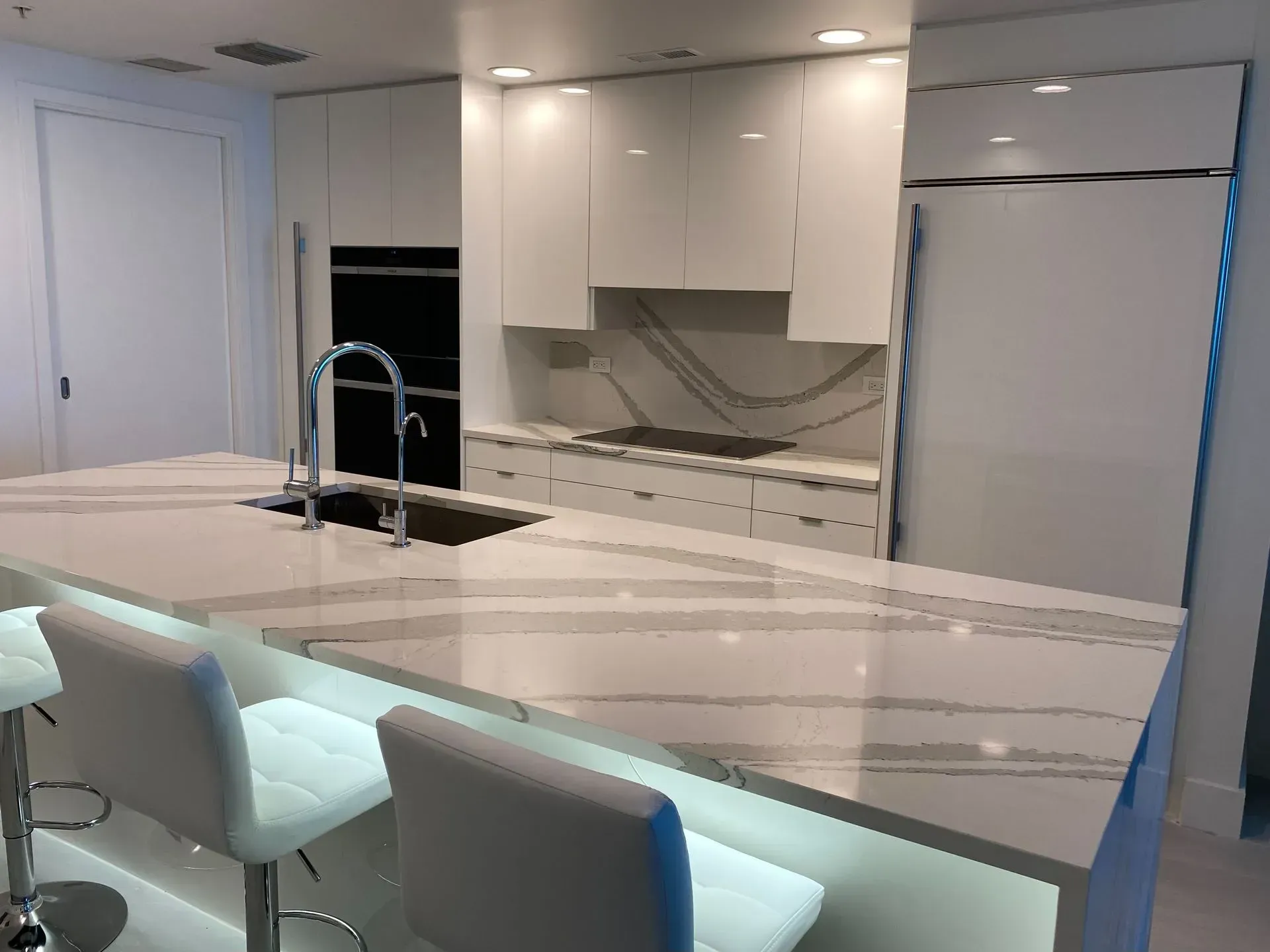 Custom kitchen cabinets with white high gloss and quartz counter tops | Miami Beach