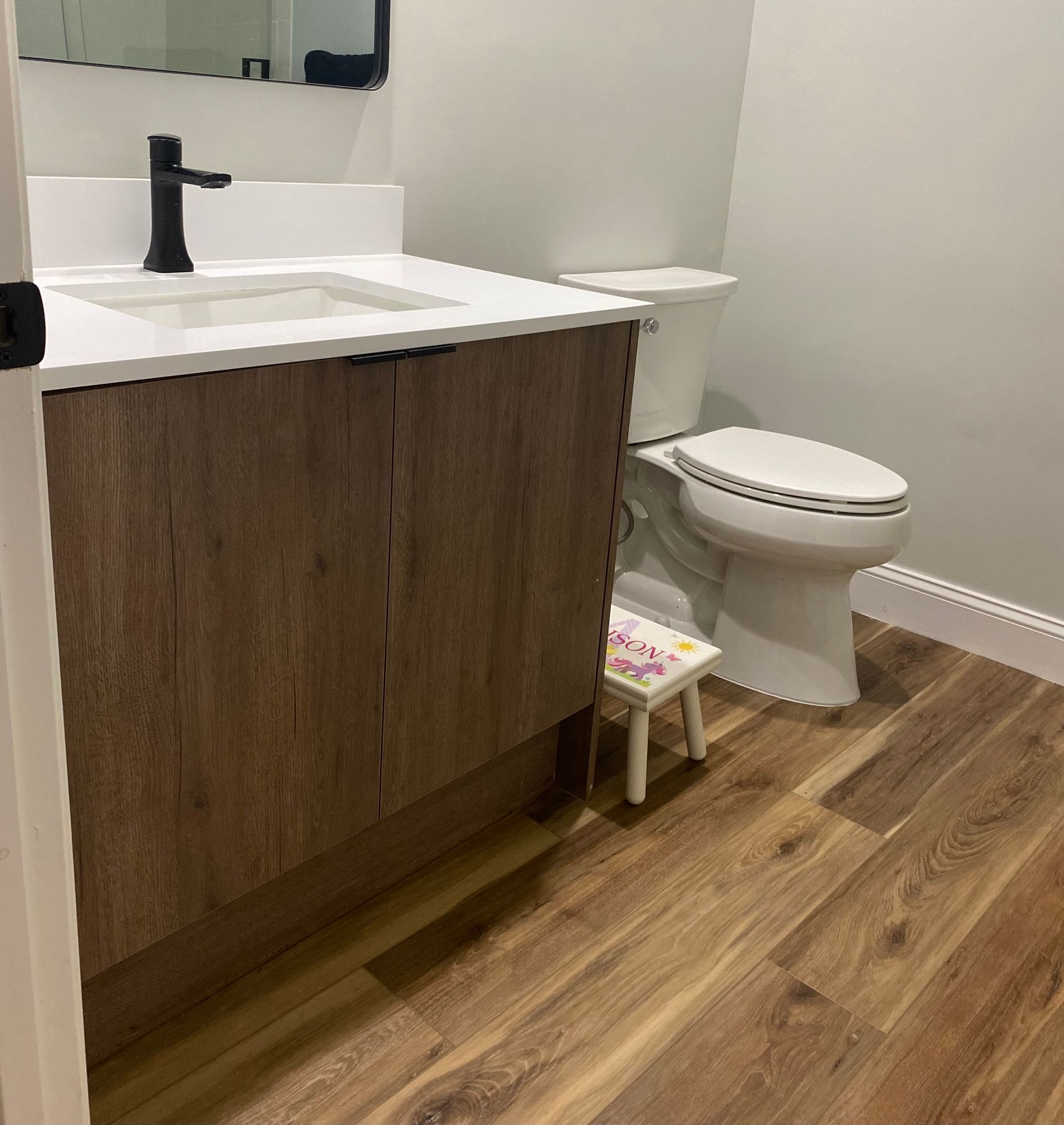 Sink vanity cabinet with Quartz countertop and a mirror
