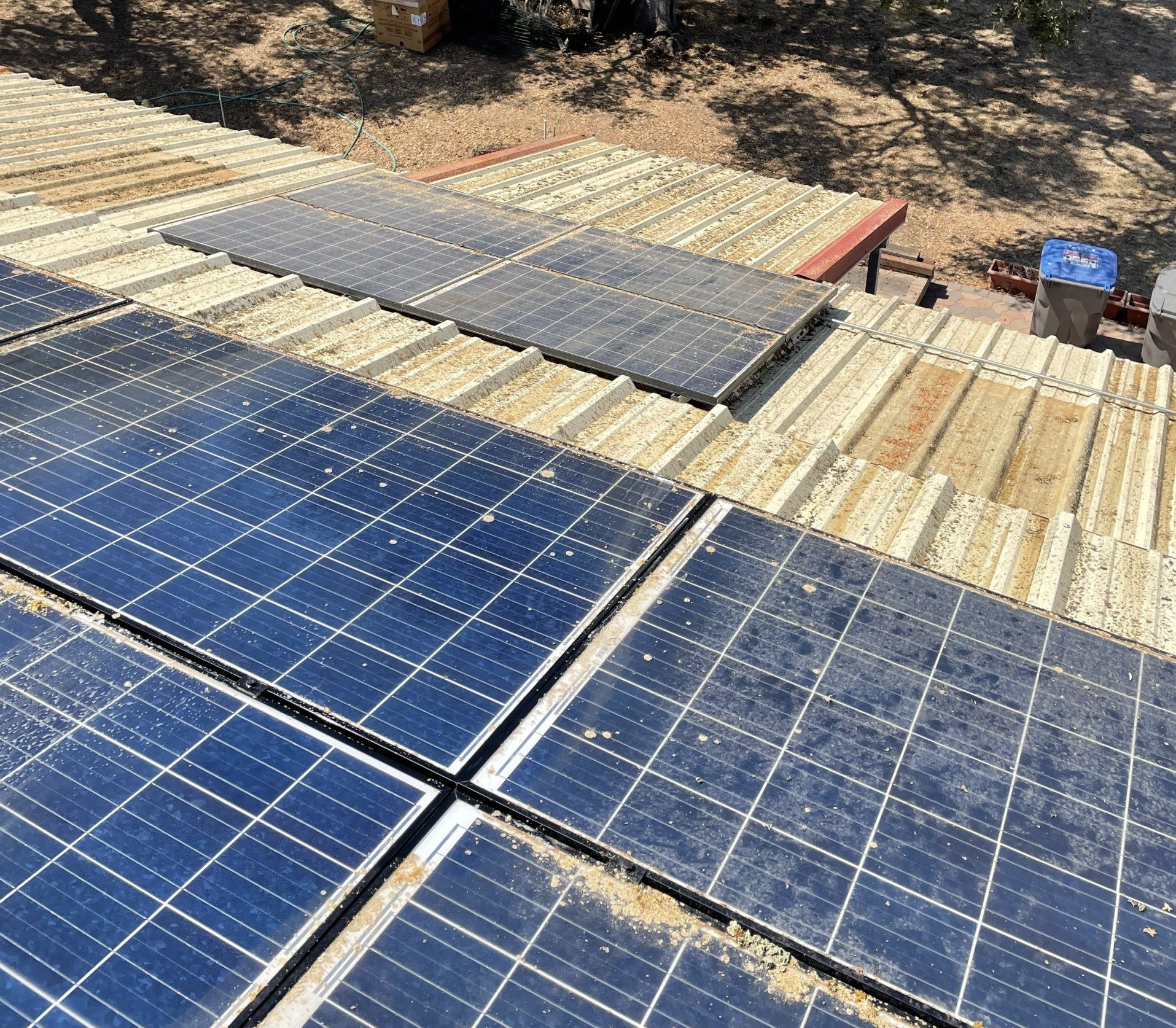 A row of solar panels sitting on top of a roof.