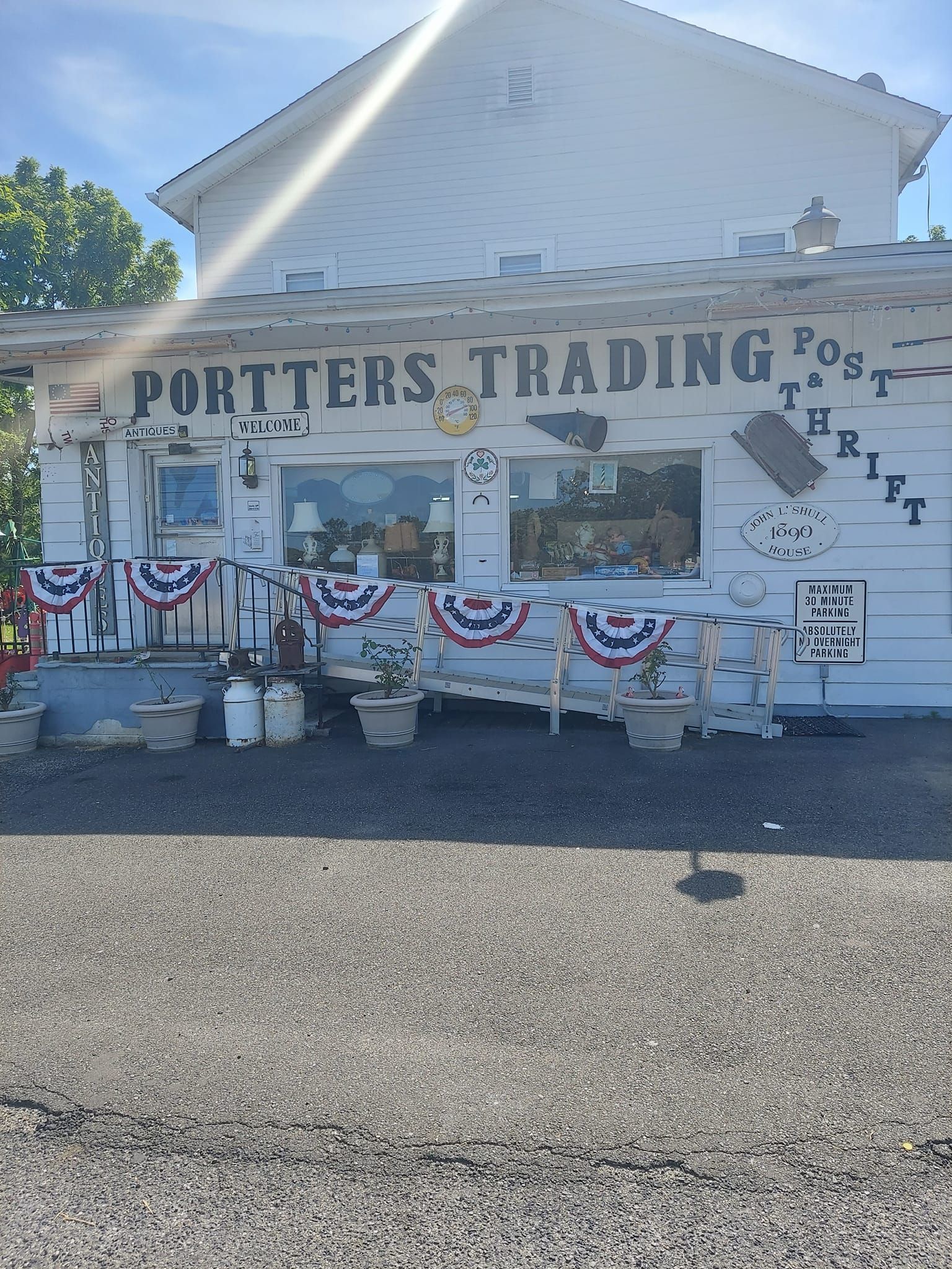 A white building that says porters trading post thrift