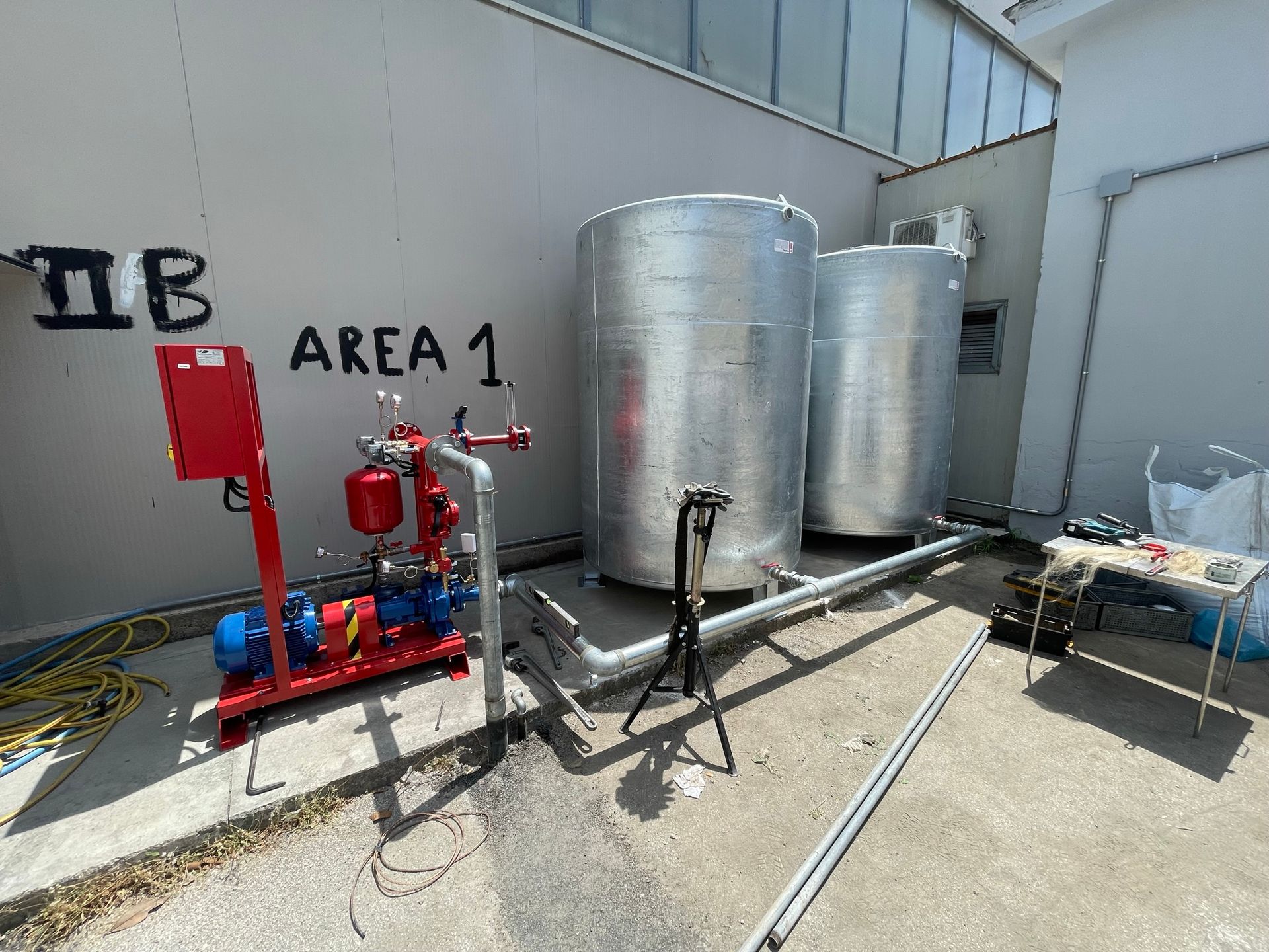 Un edificio con un cartello che dice area 1