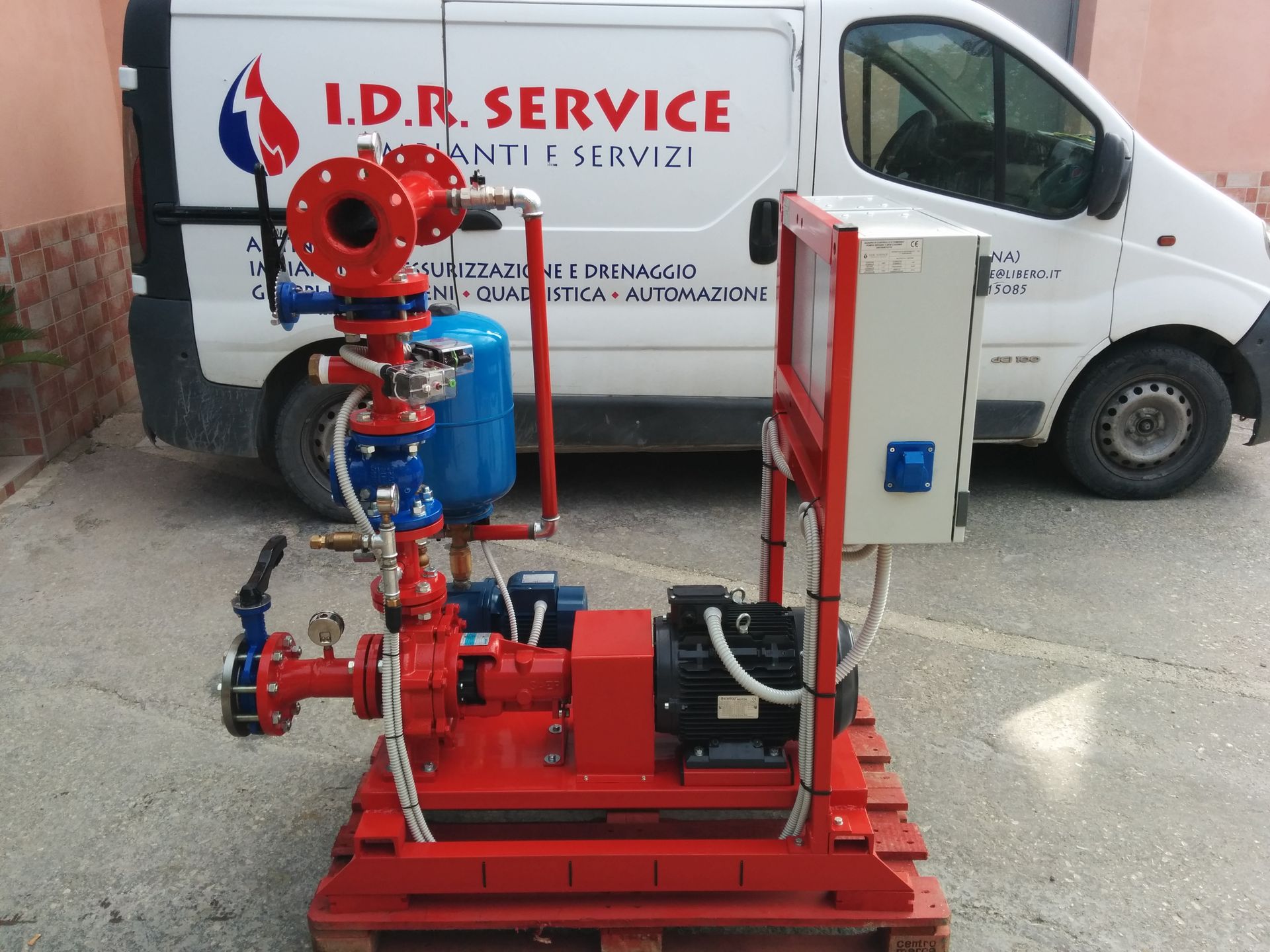 Un furgone bianco dice servizio idr sul lato