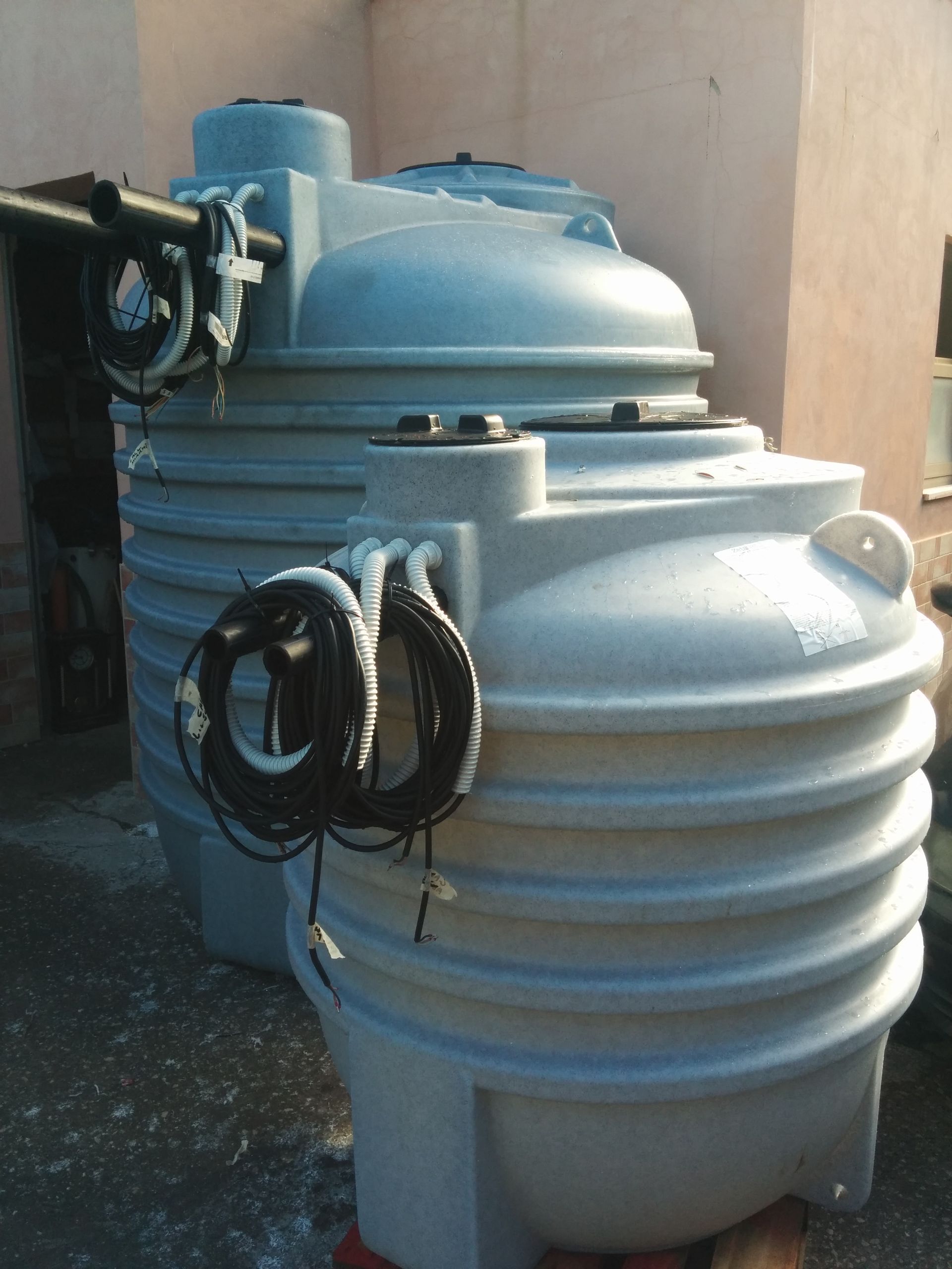 Un grande serbatoio grigio con dei fili attaccati