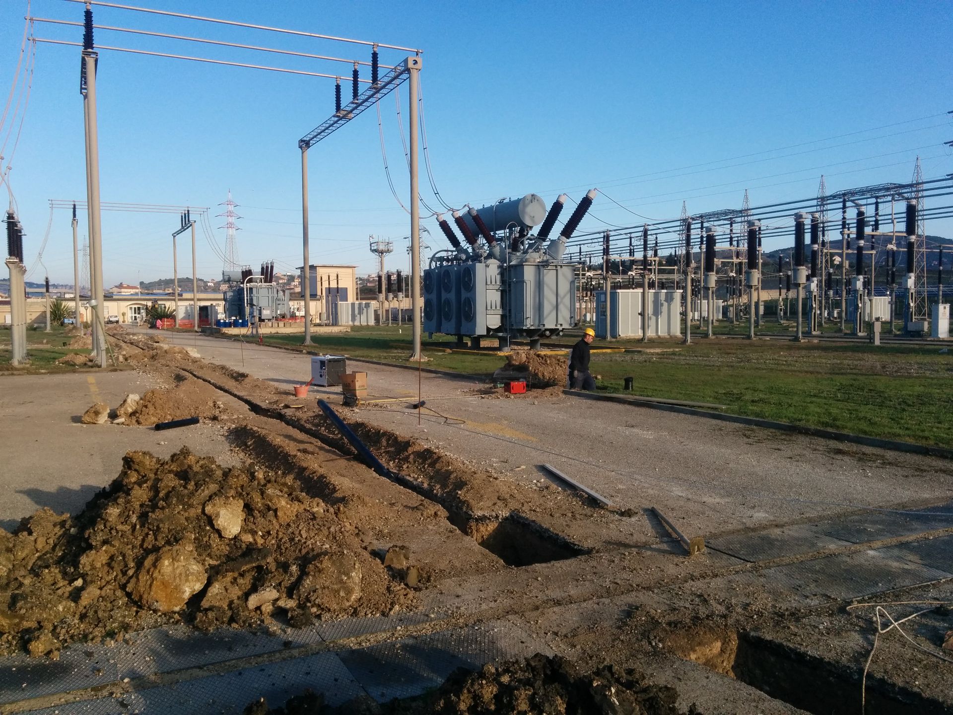 Un trasformatore è parcheggiato in mezzo a una strada sterrata.
