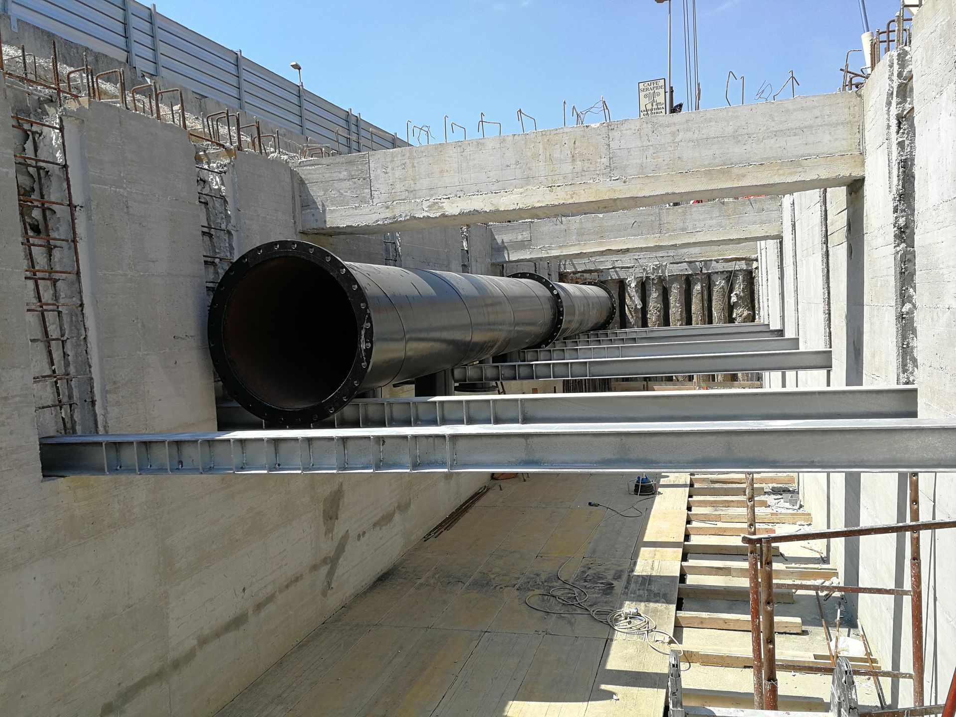 Un tubo di grandi dimensioni viene installato in un tunnel di cemento