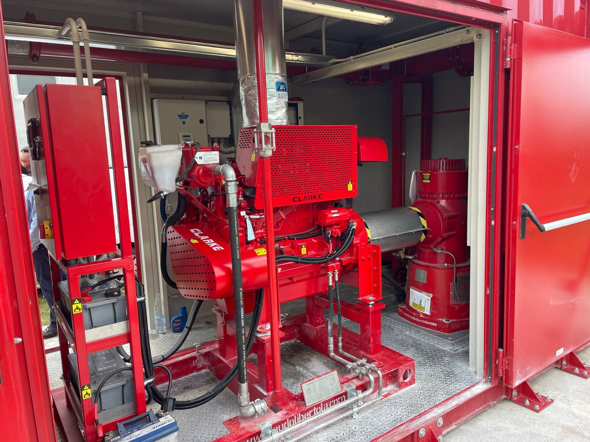 Un motore rosso è parcheggiato all'interno di un edificio rosso.