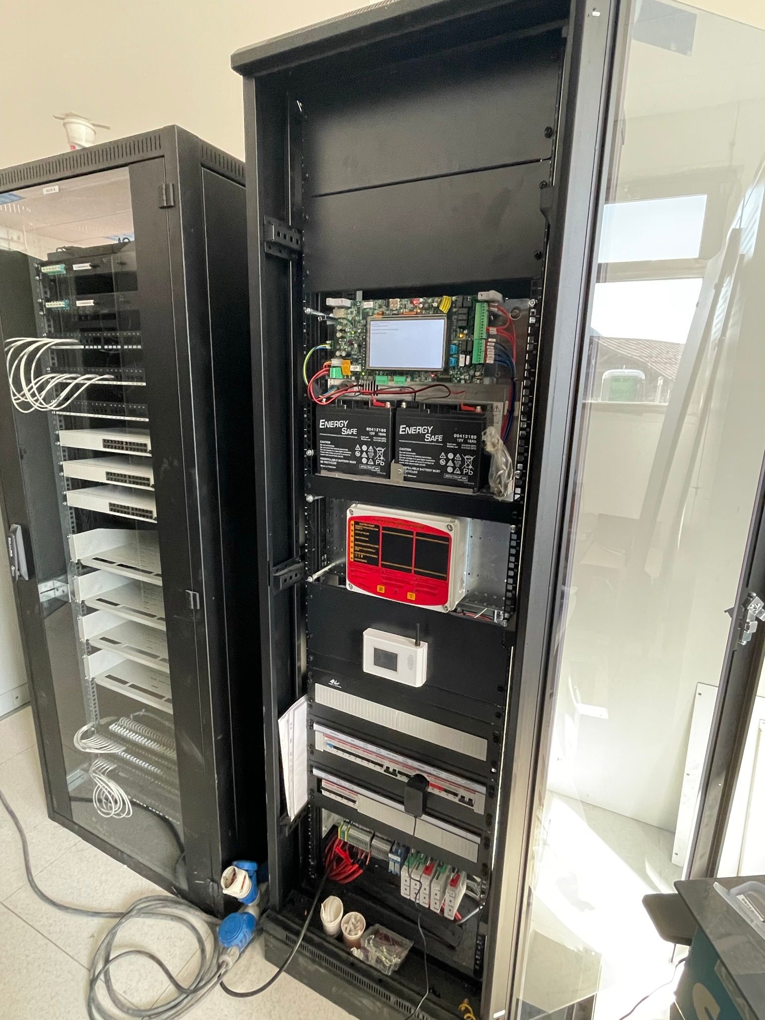 Un rack per server con molti componenti elettronici al suo interno.