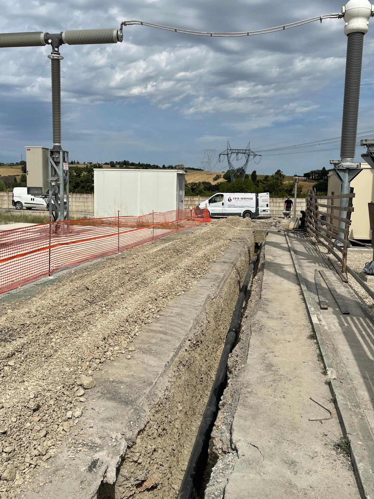 Un furgone bianco è parcheggiato sul ciglio di una strada sterrata.