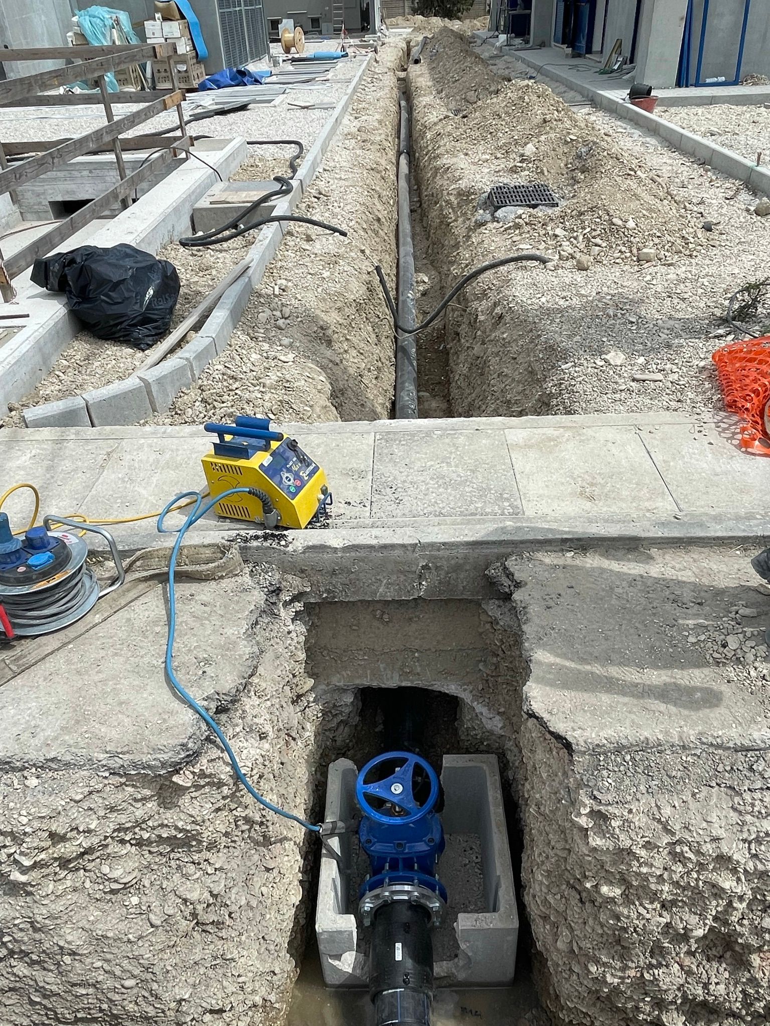 Una conduttura dell'acqua viene installata in un buco nel terreno.