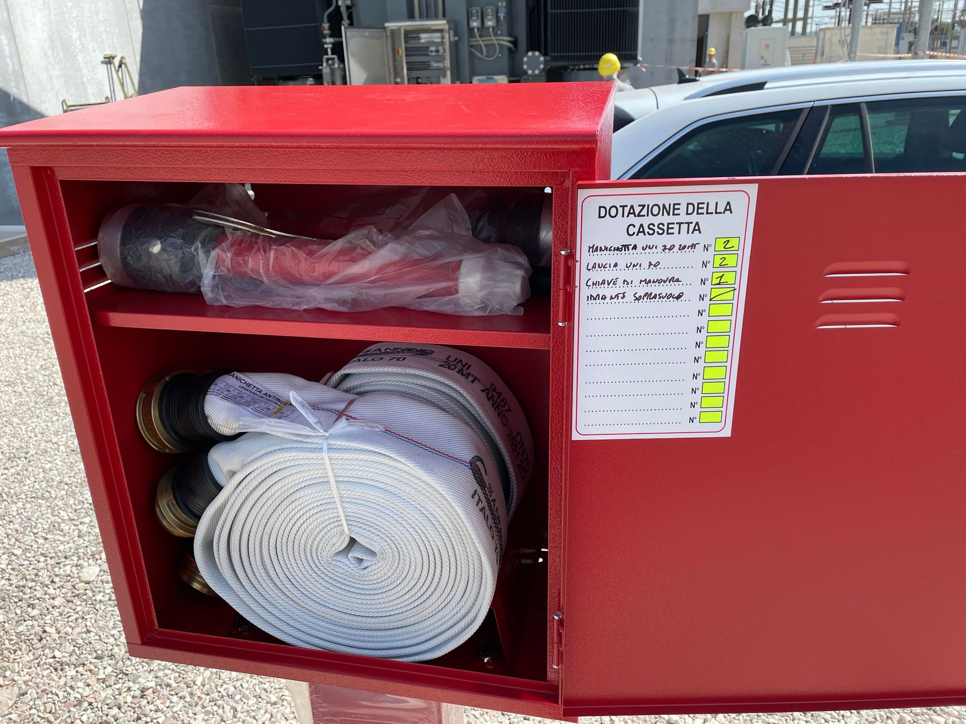 Una scatola rossa con un cartello che dice dotazione della macchina fotografica