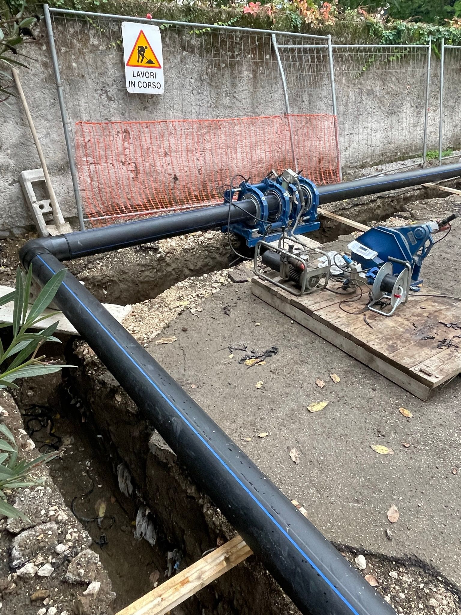 Un tubo viene installato in un buco nel terreno.