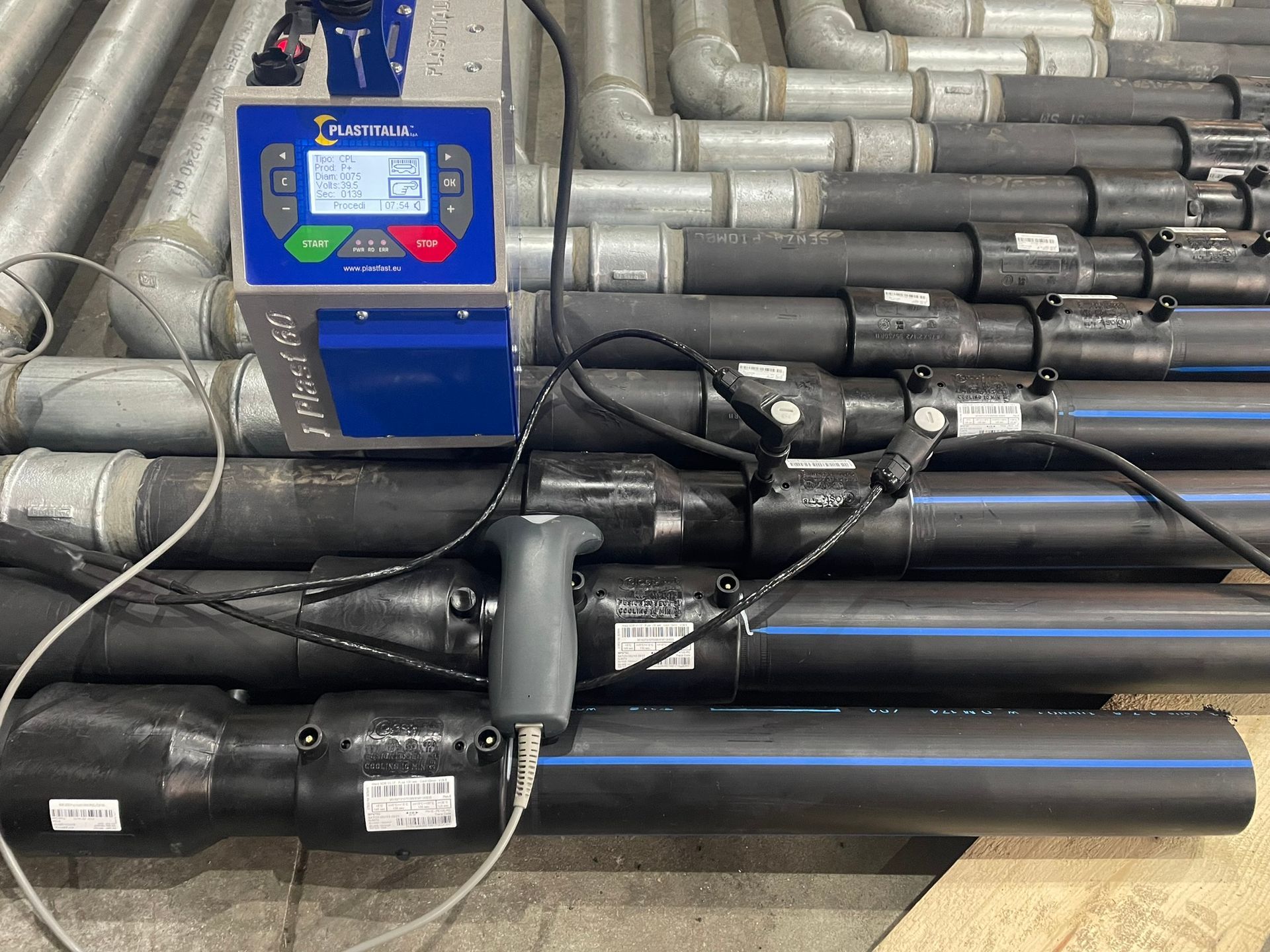 Un mucchio di tubi sono impilati uno sopra l'altro.