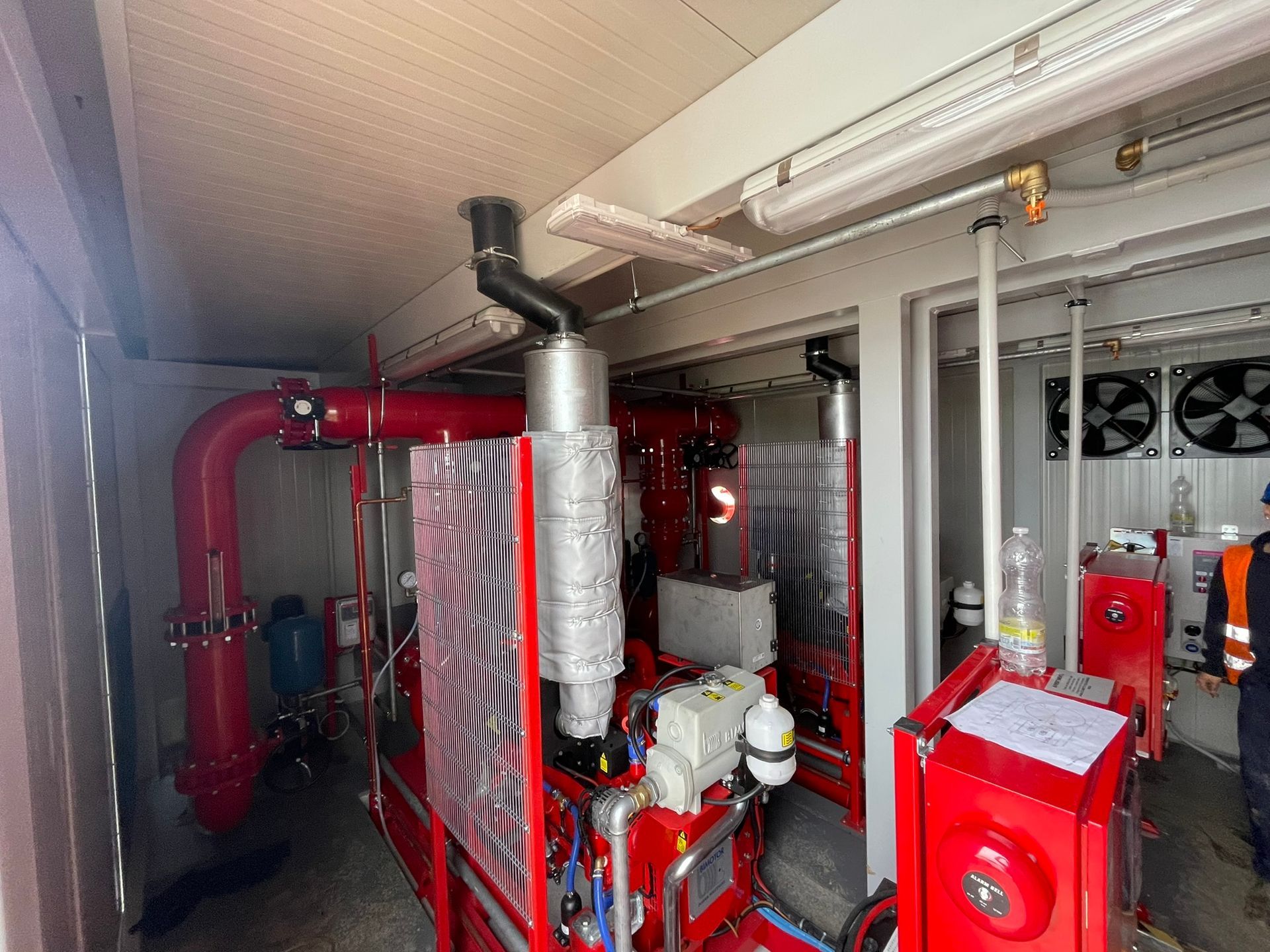 Una grande macchina rossa è parcheggiata all'interno di un edificio.