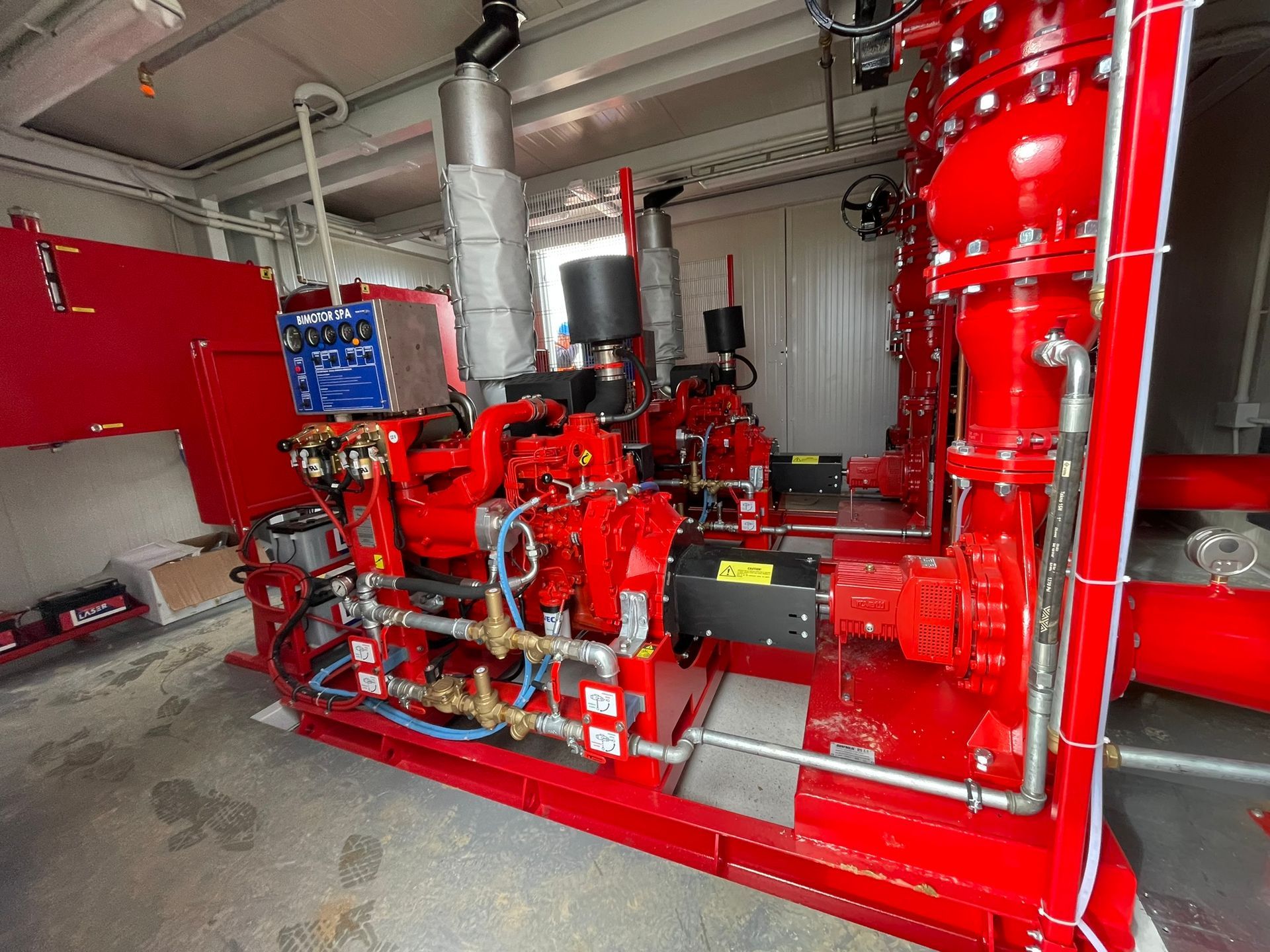 In una stanza c'è una grande macchina rossa.